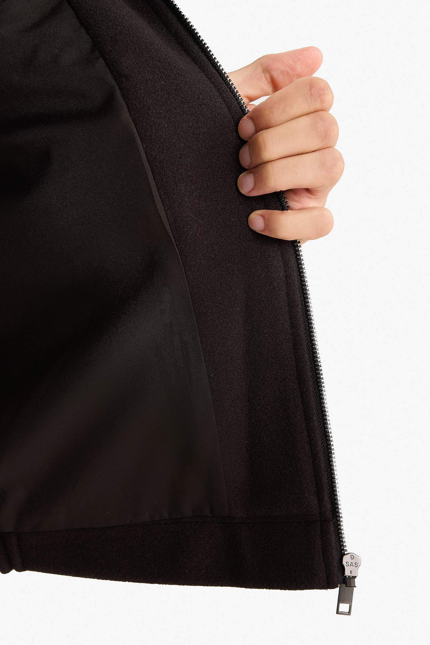 جاكيت خفيف قصة عادية بياقة قميص وجيب من الداخل