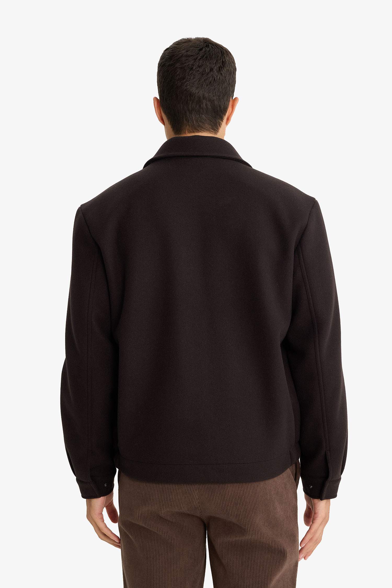 جاكيت خفيف قصة عادية بياقة قميص وجيب من الداخل