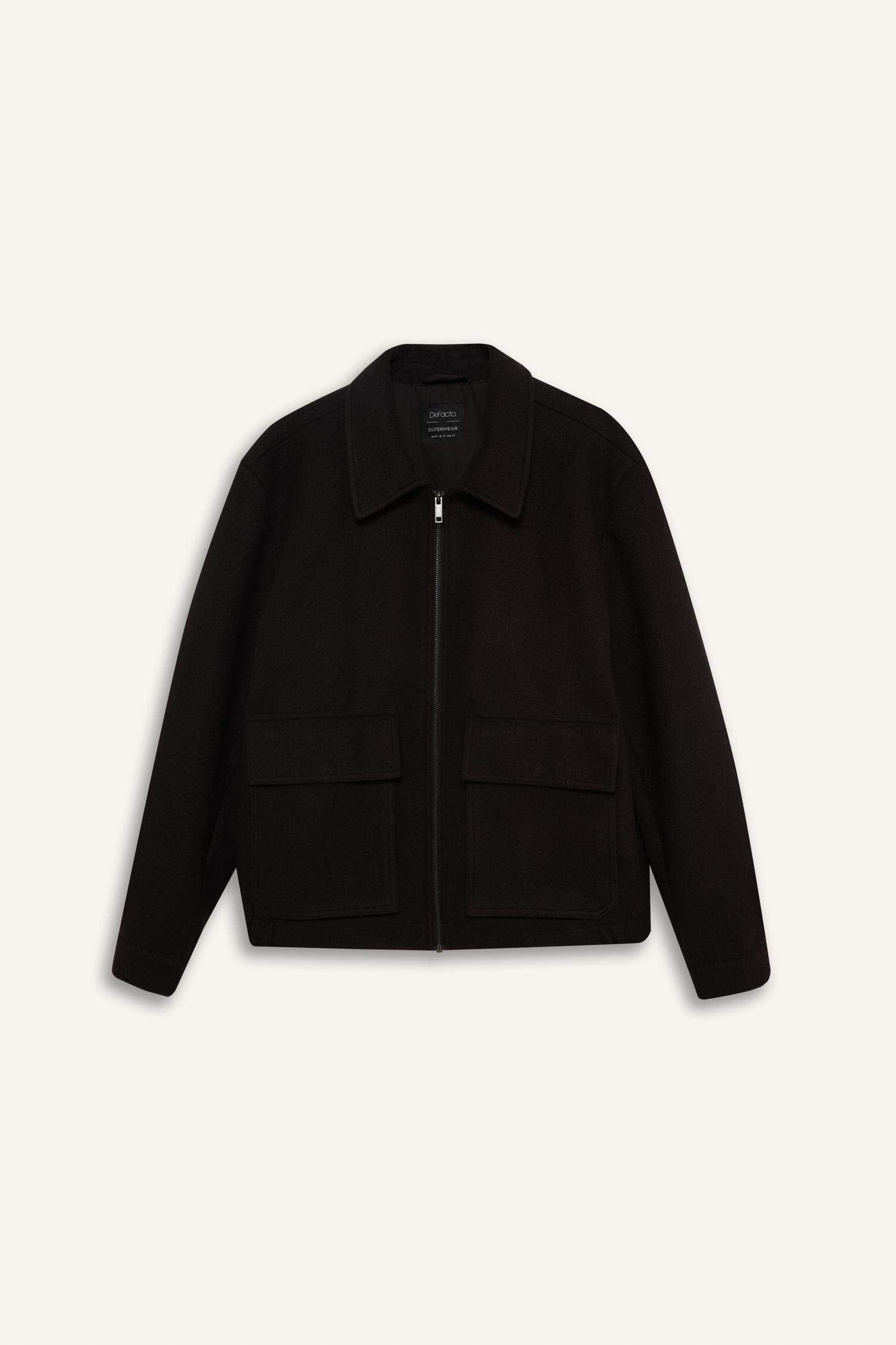 جاكيت خفيف قصة عادية بياقة قميص وجيب من الداخل