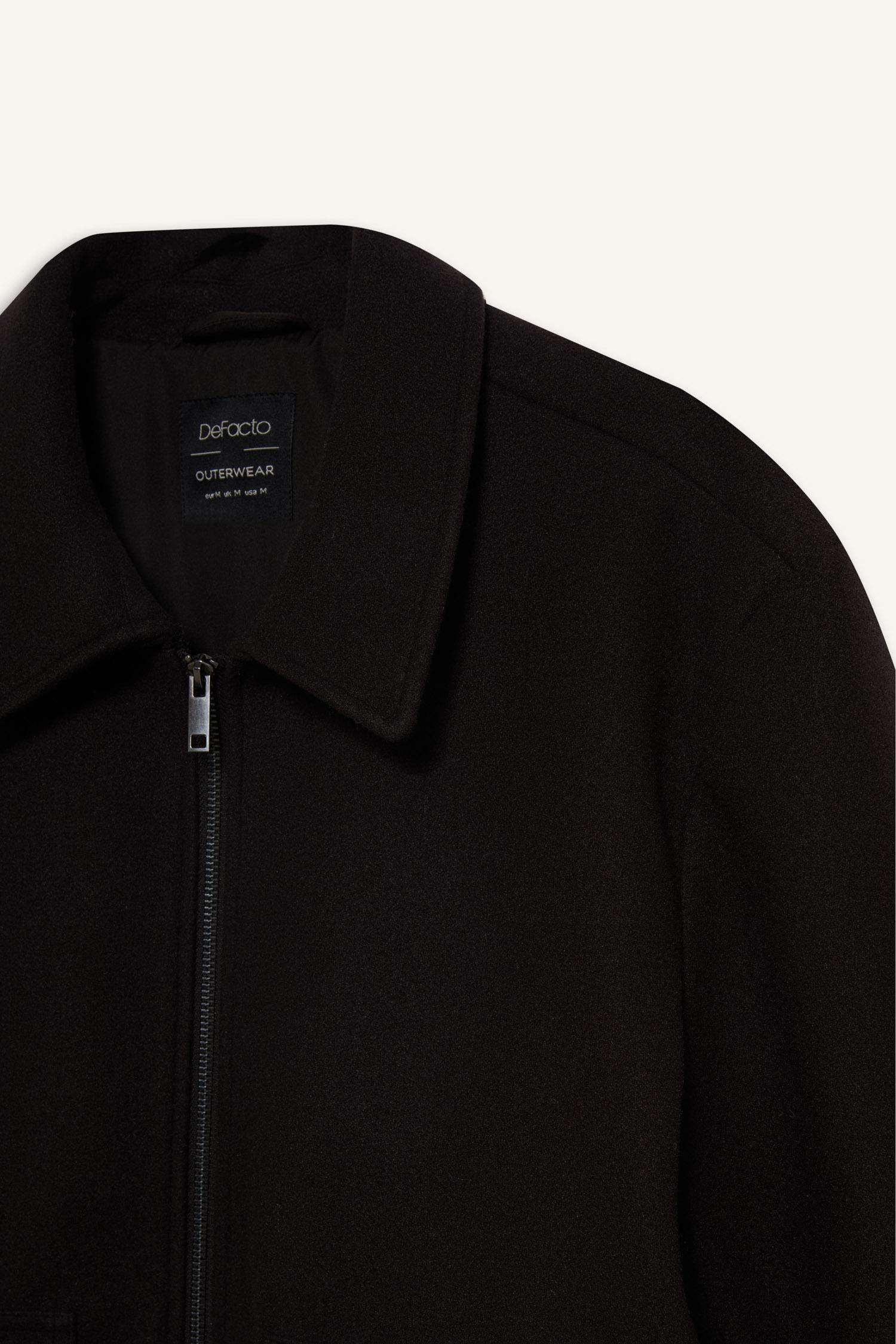 جاكيت خفيف قصة عادية بياقة قميص وجيب من الداخل