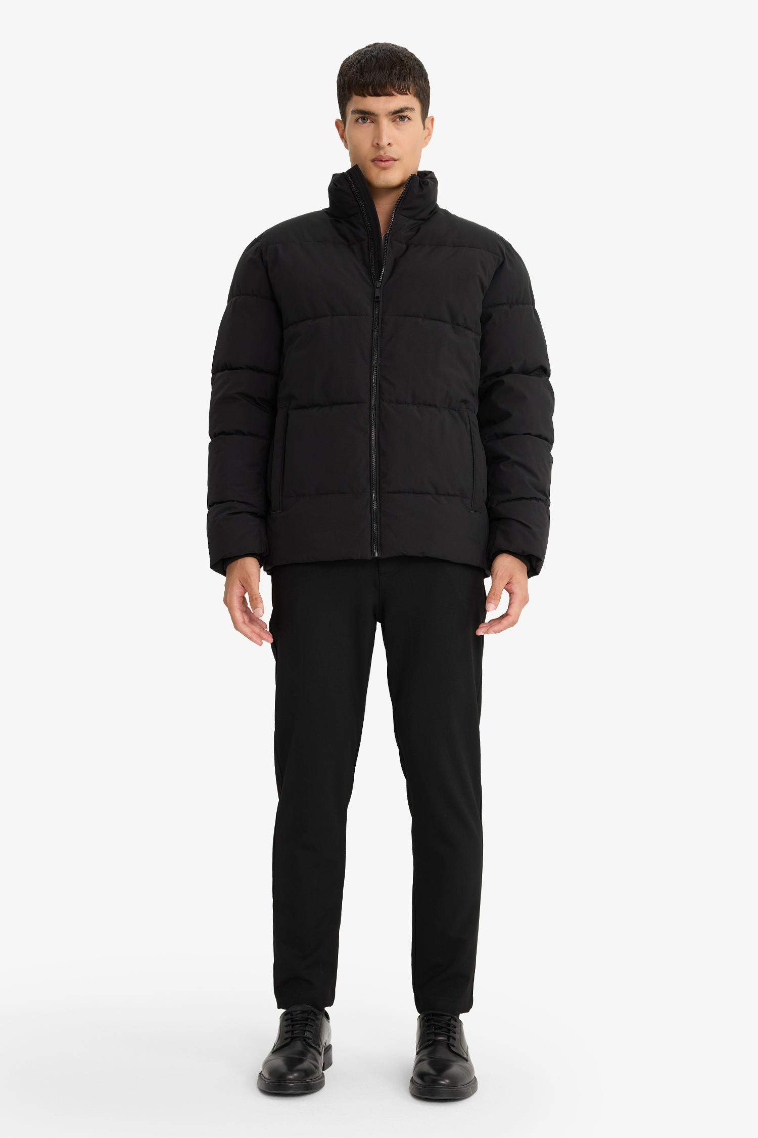 Водоотталкивающая куртка с высоким воротником на молнии и карманами Regular Fit