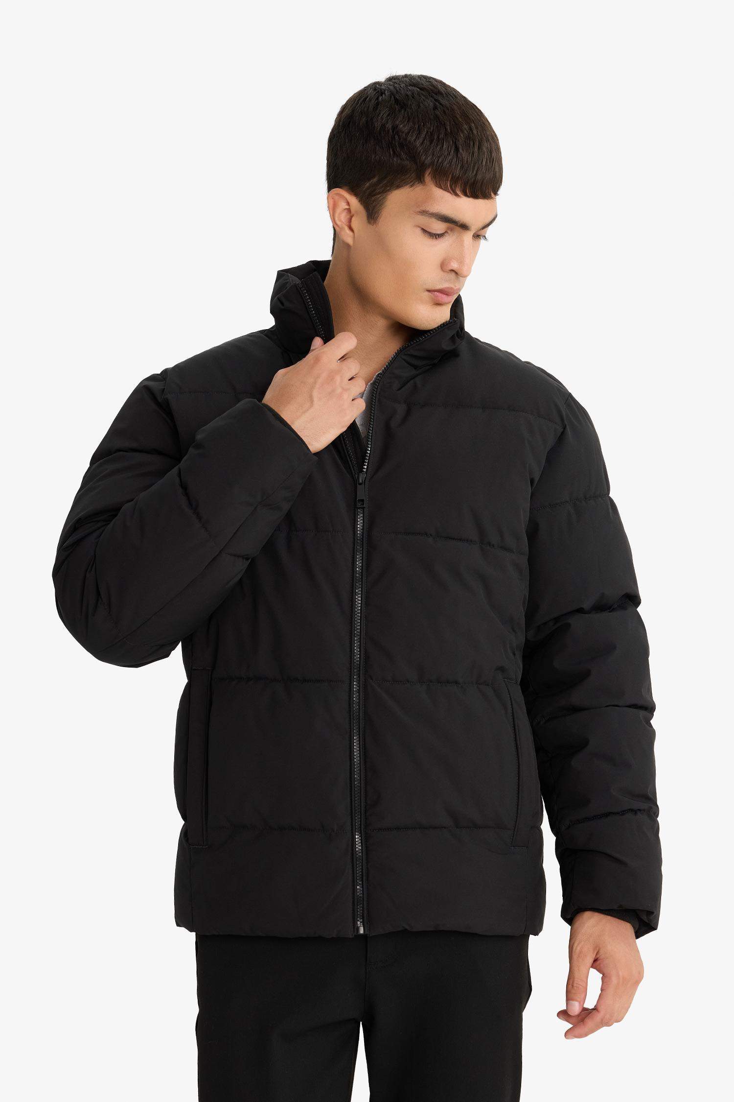 Водоотталкивающая куртка с высоким воротником на молнии и карманами Regular Fit