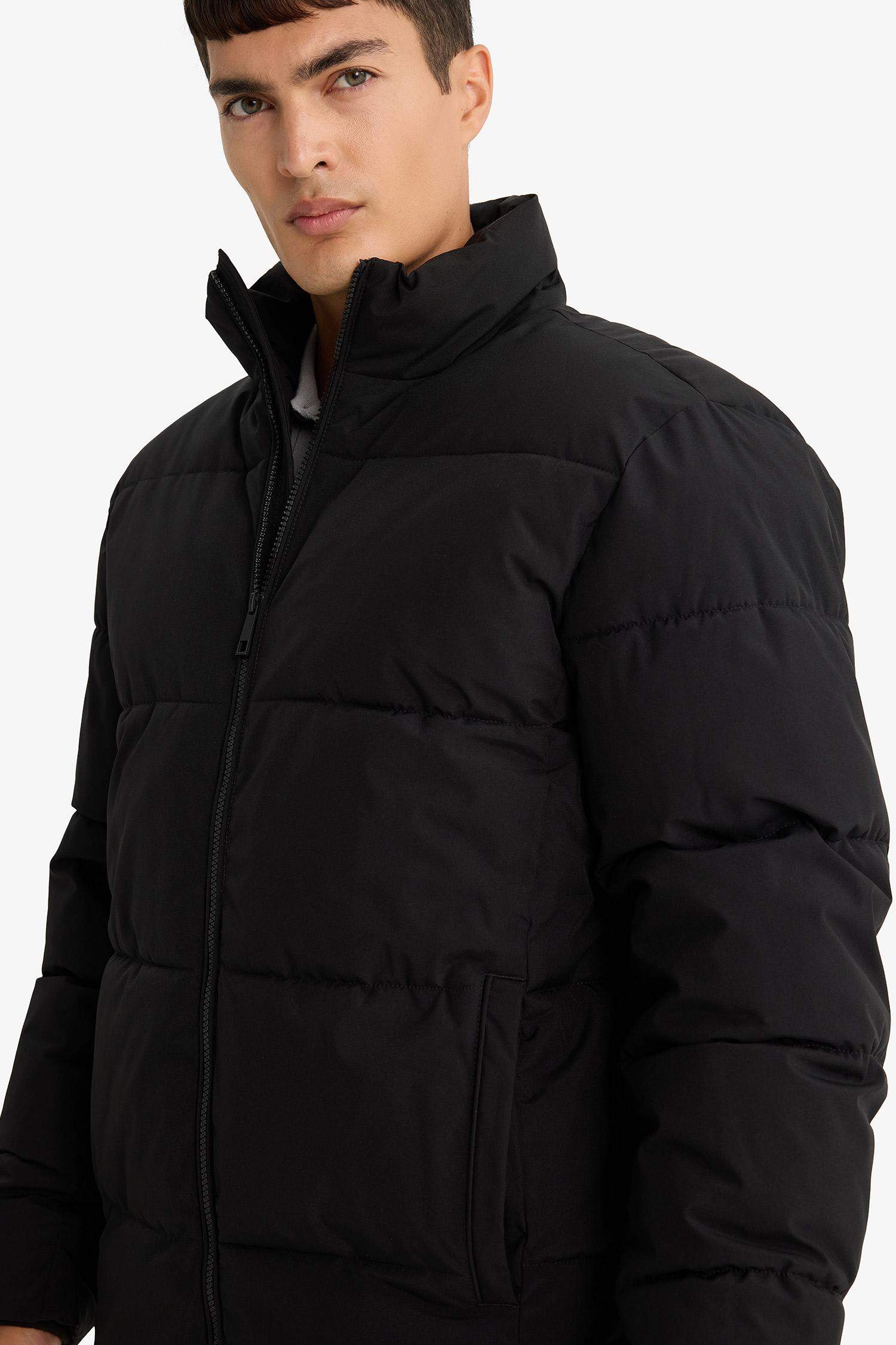 Водоотталкивающая куртка с высоким воротником на молнии и карманами Regular Fit