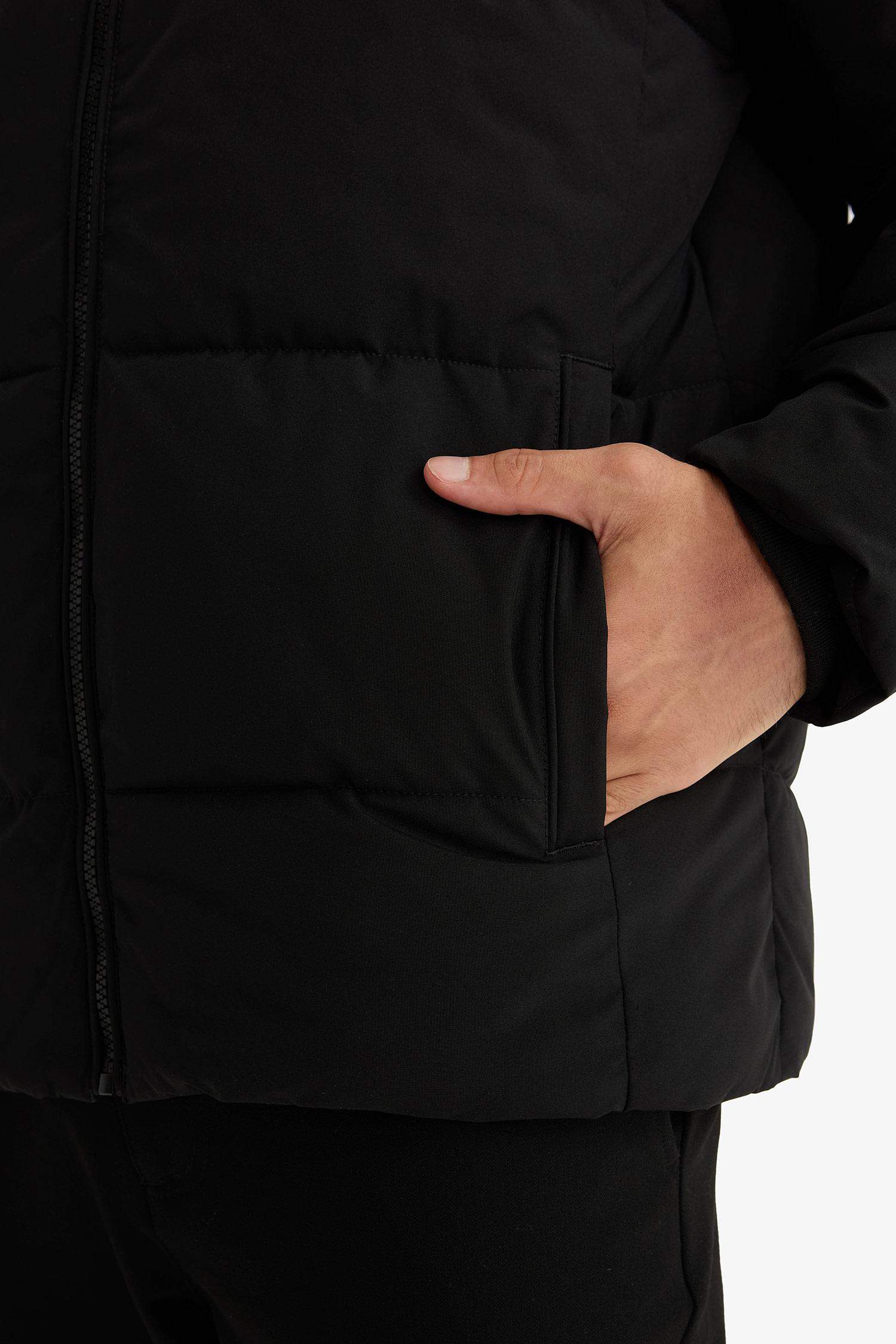 Водоотталкивающая куртка с высоким воротником на молнии и карманами Regular Fit