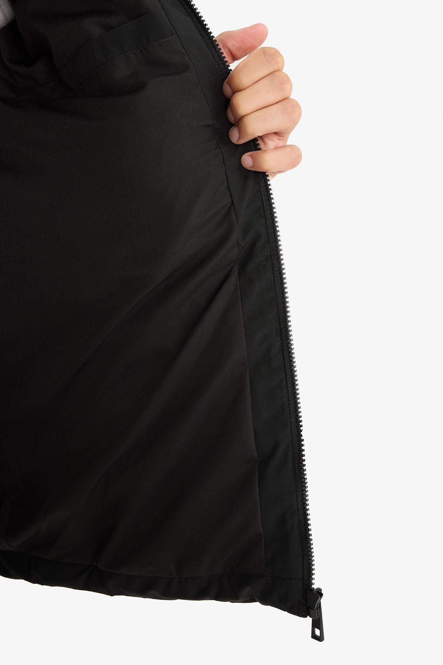 Водоотталкивающая куртка с высоким воротником на молнии и карманами Regular Fit