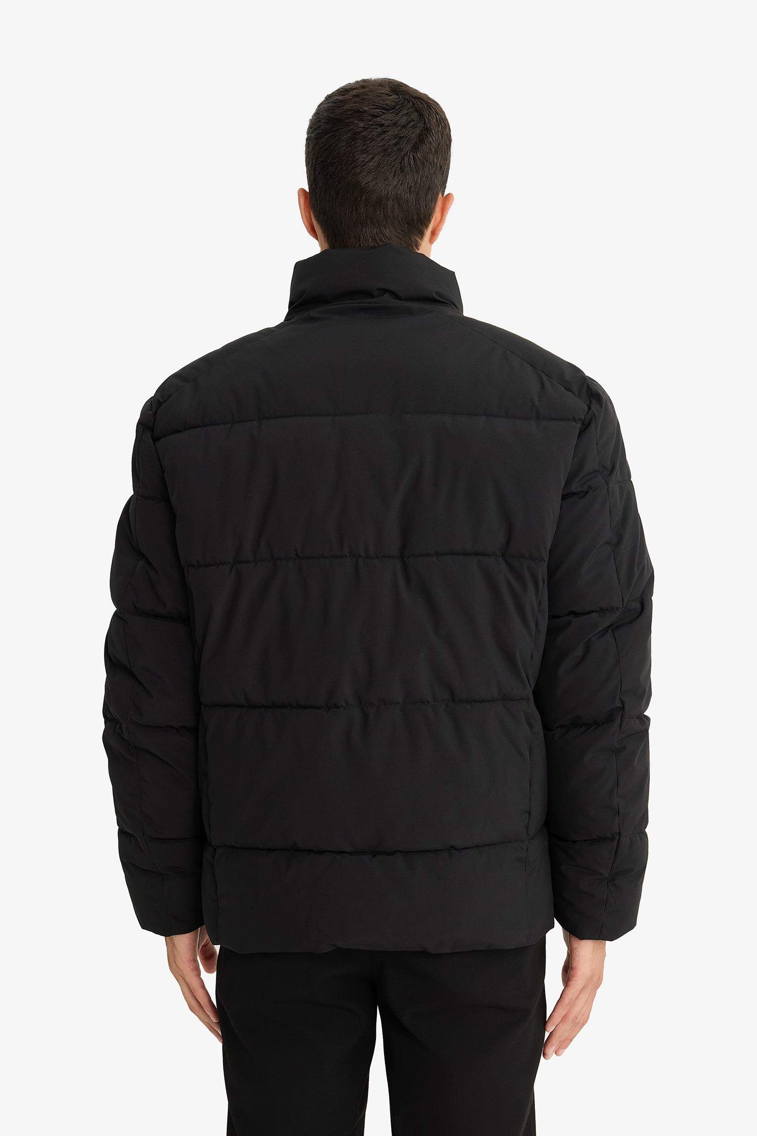 Водоотталкивающая куртка с высоким воротником на молнии и карманами Regular Fit