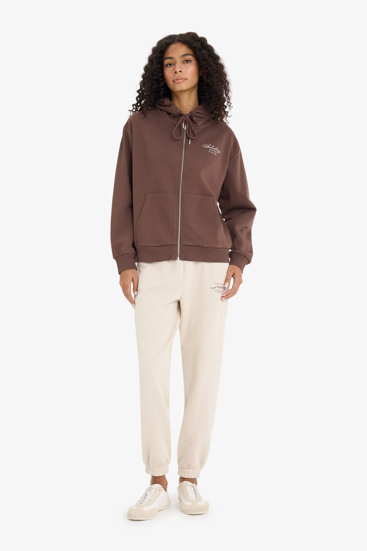 جاكيت رياضي تقيل بطبعة شعار اوفر سايز بغطاء للرأس وجيب