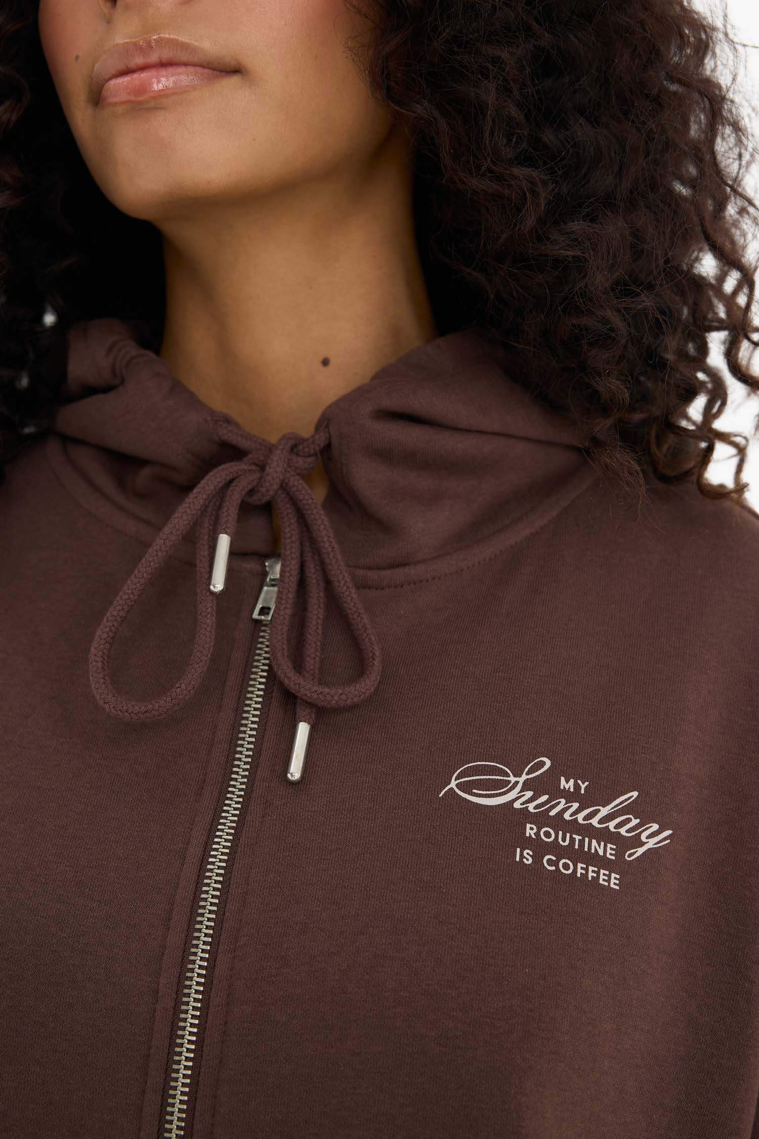 جاكيت رياضي تقيل بطبعة شعار اوفر سايز بغطاء للرأس وجيب