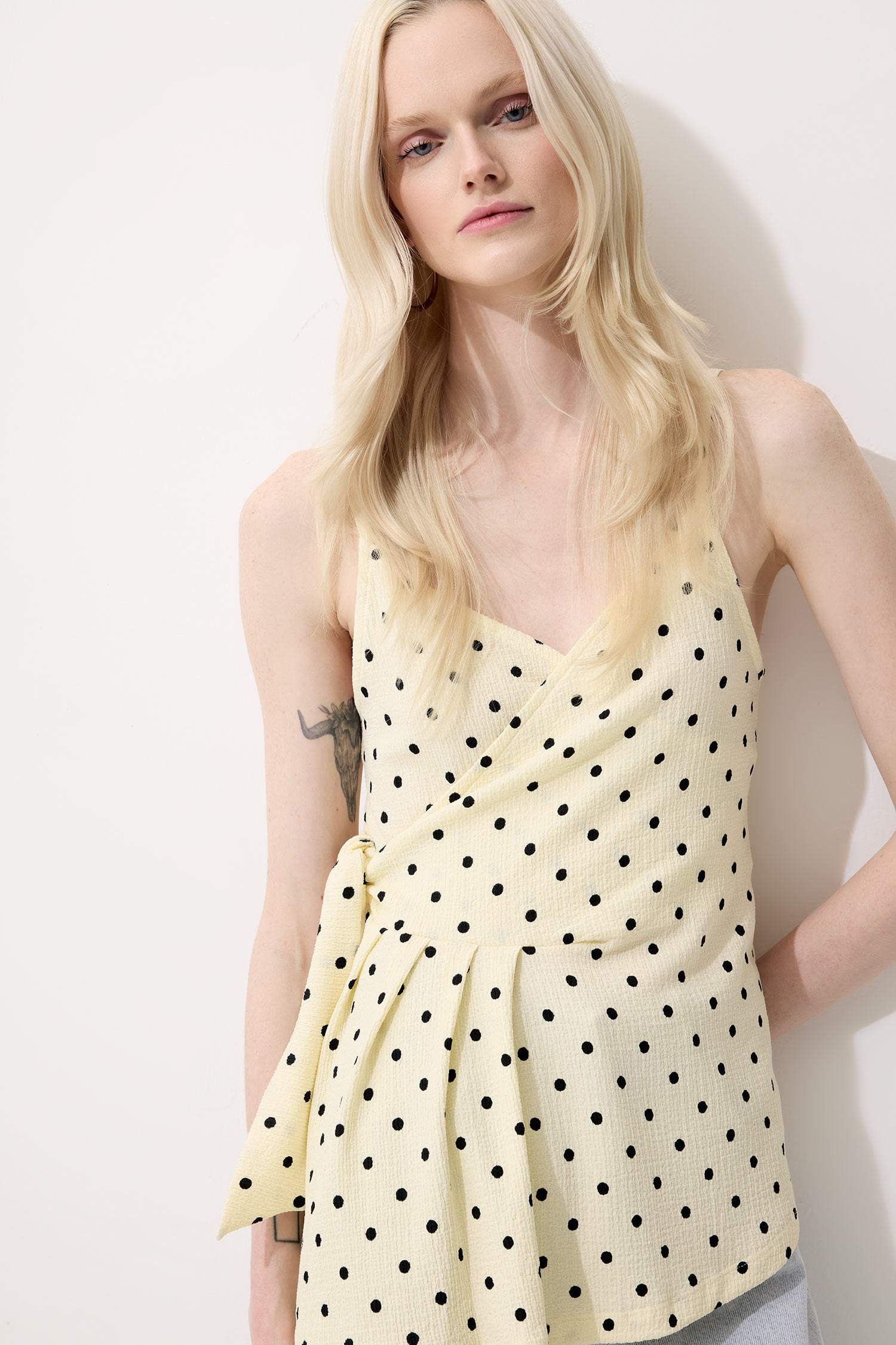 Облегающая блузка с V-образным вырезом и горошком на лямках