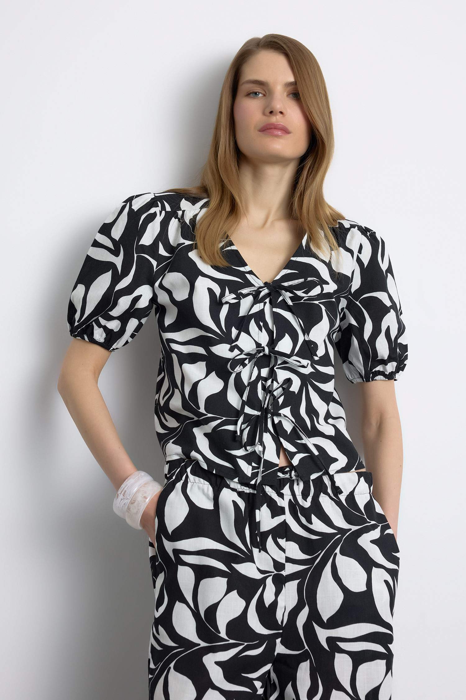 Regular Fit V Yaka Desenli Önden Bağlamalı Kısa Kollu Bluz