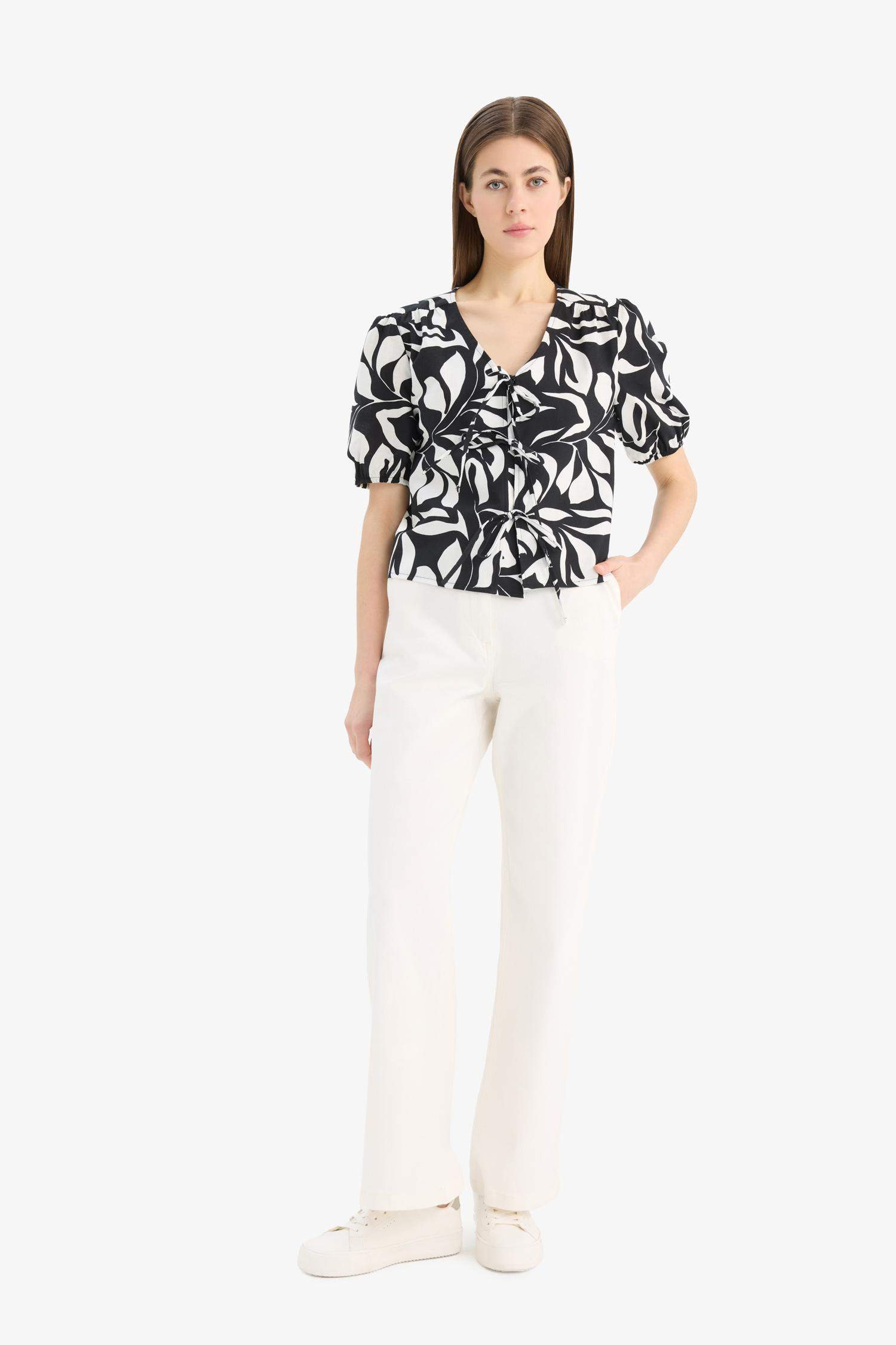 Regular Fit V Yaka Desenli Önden Bağlamalı Kısa Kollu Bluz