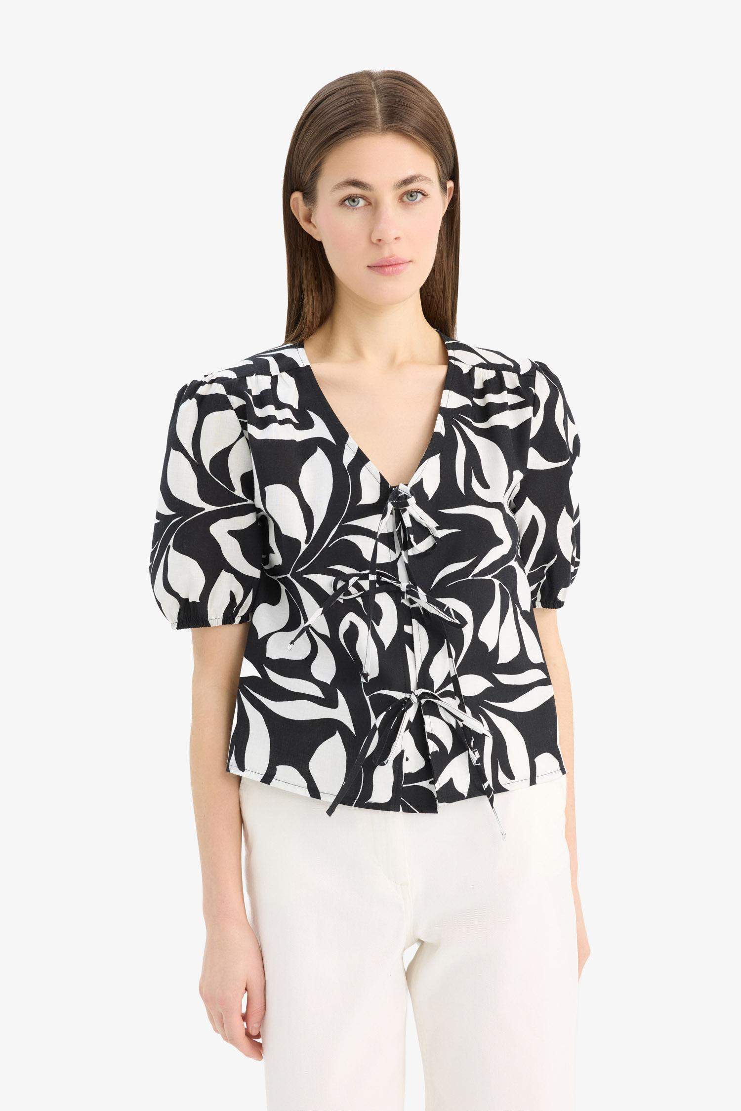 Regular Fit V Yaka Desenli Önden Bağlamalı Kısa Kollu Bluz