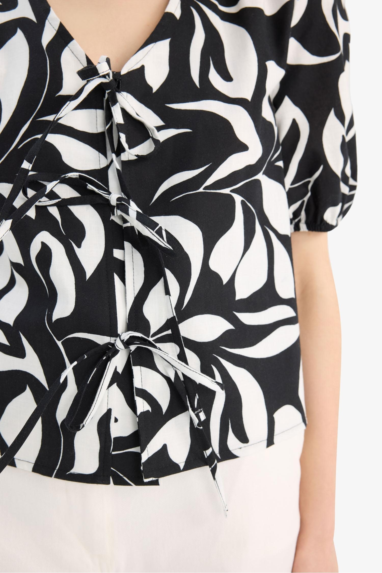 Regular Fit V Yaka Desenli Önden Bağlamalı Kısa Kollu Bluz