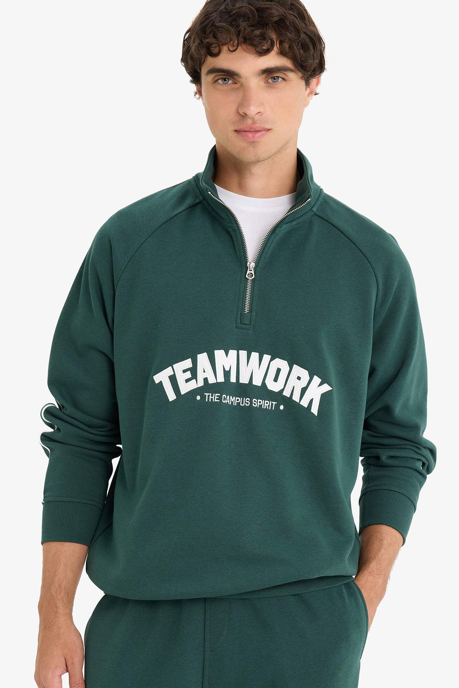 سويت شيرت بطبعة شعار اوفر سايز بياخة عالية بسحاب