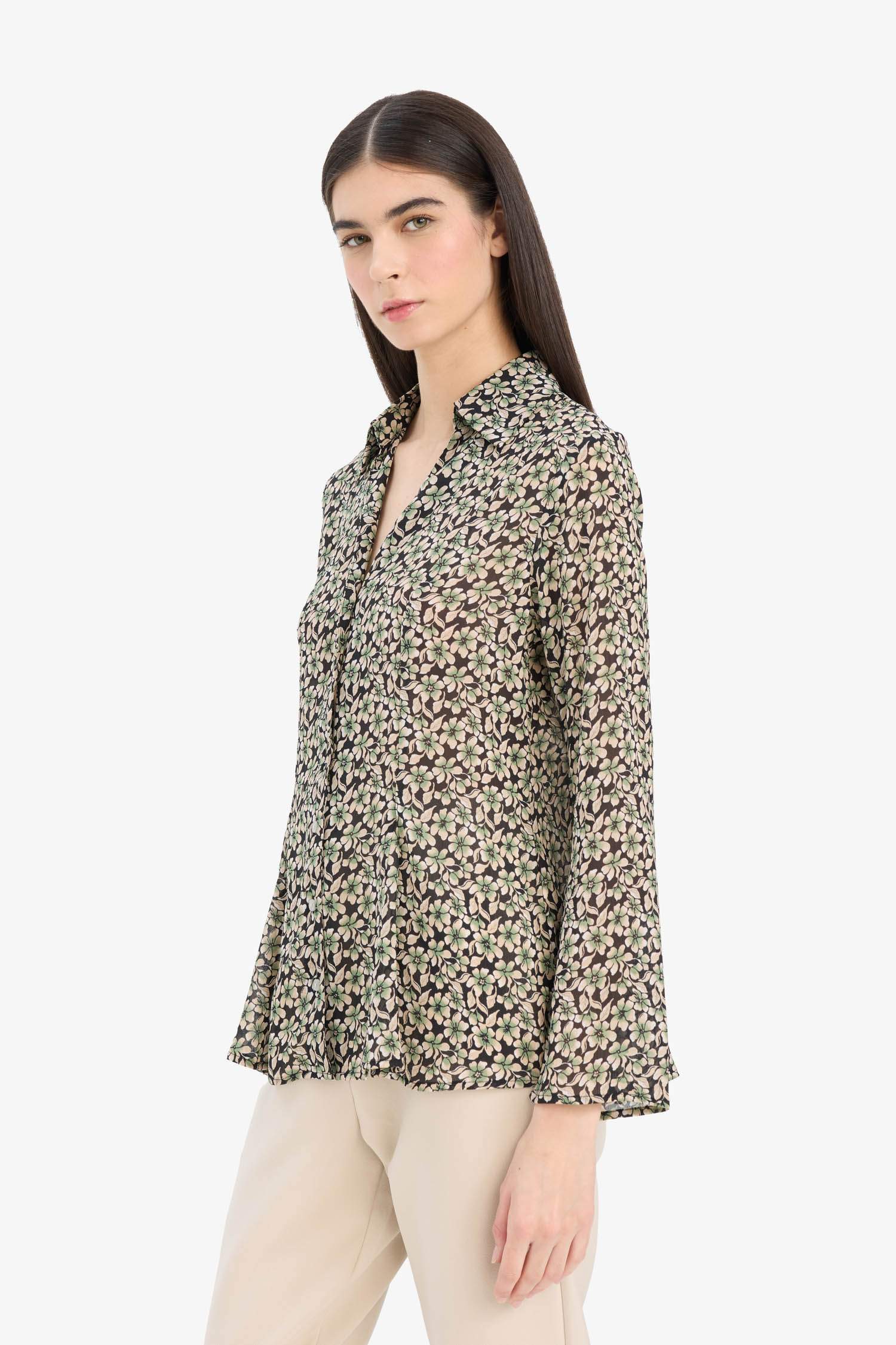 Chemise ajustée fleurie en mousseline à manches longues