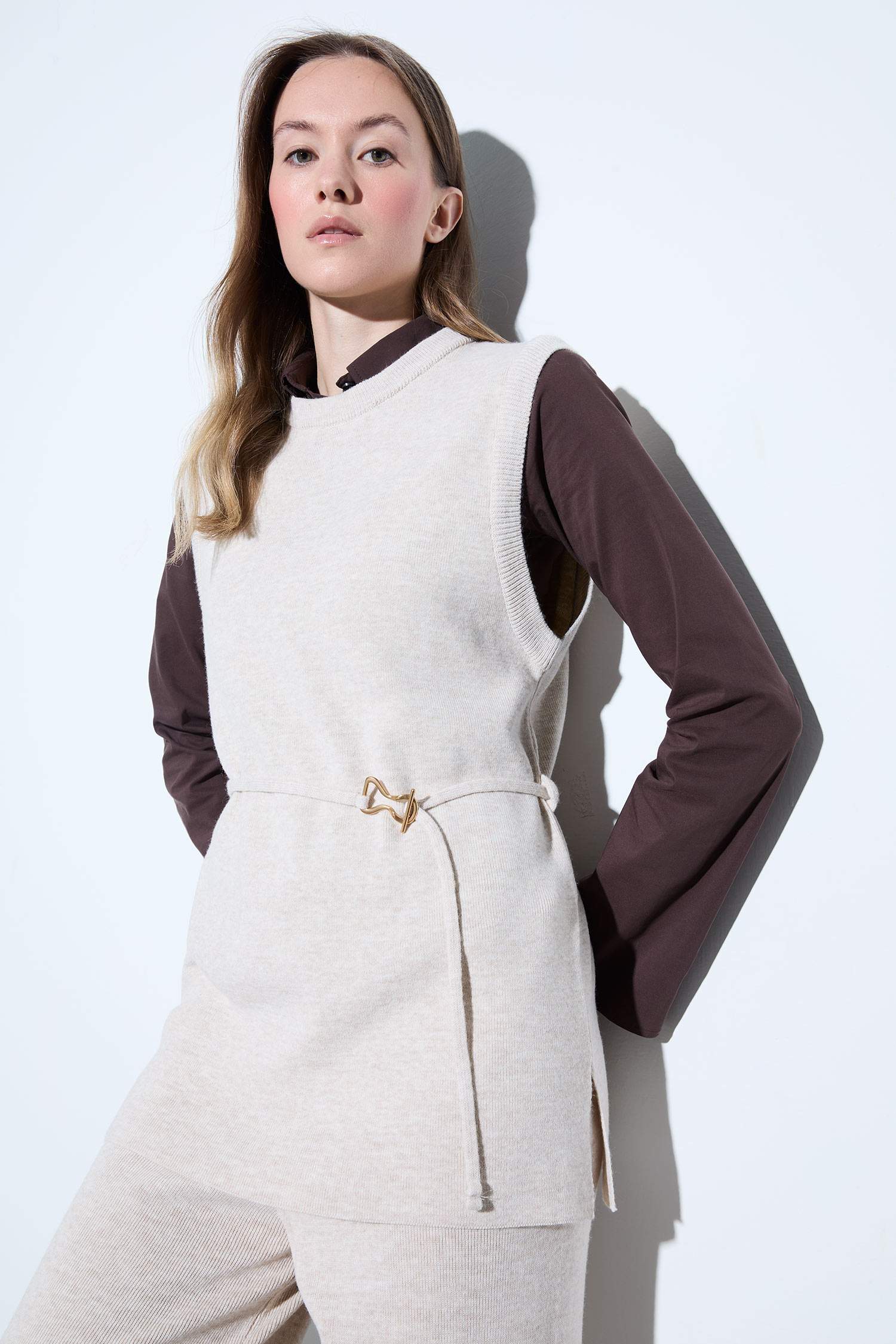 Pull sans manches en maille à col rond avec ceinture