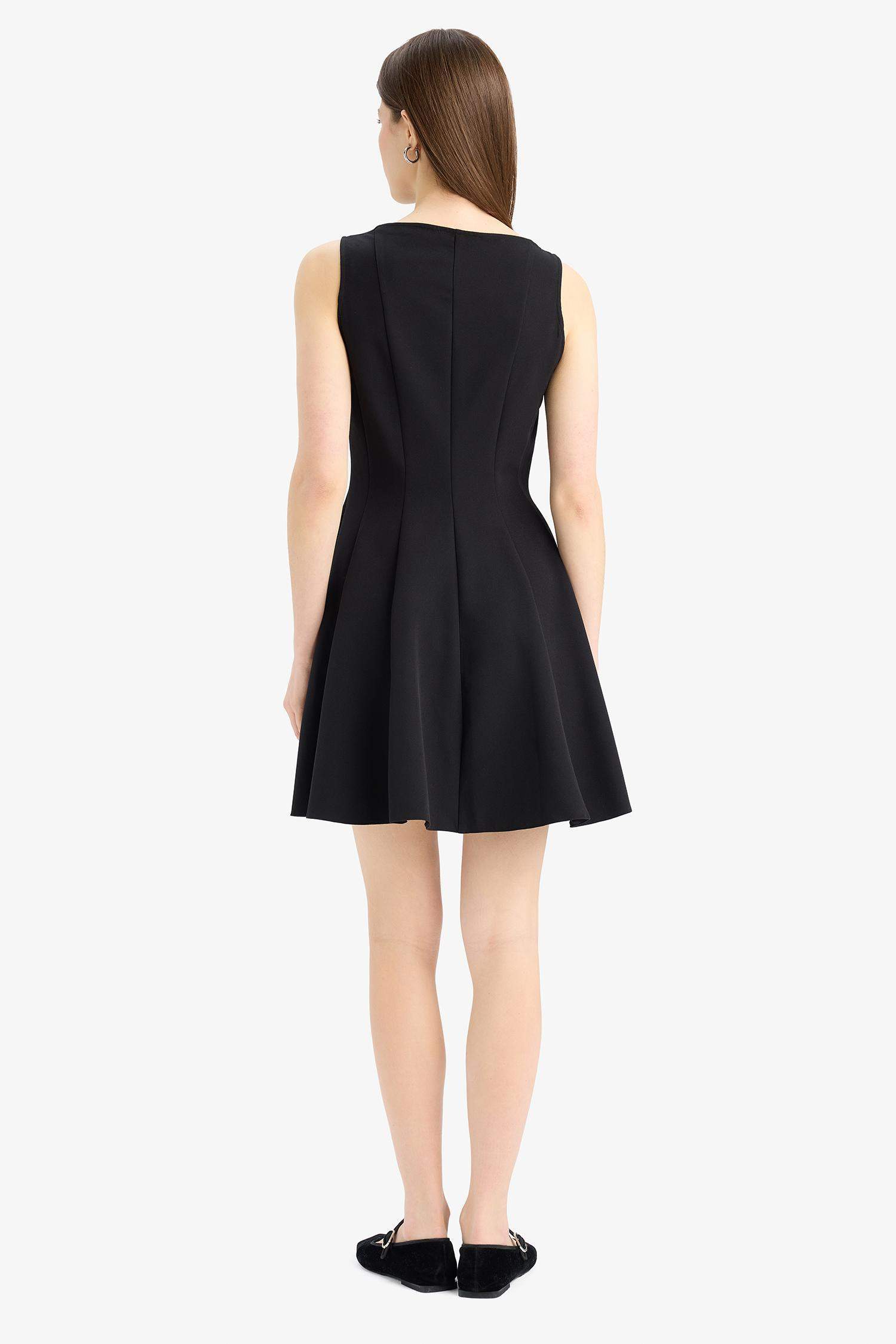 Kayık Yaka Basic Düz Kolsuz Mini Elbise