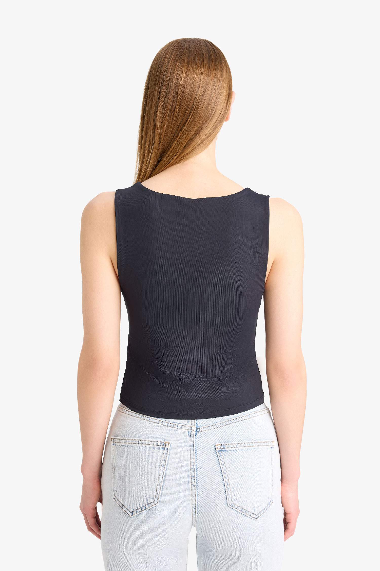 Узкий крой, простая, однотонная майка с прямоугольным вырезом