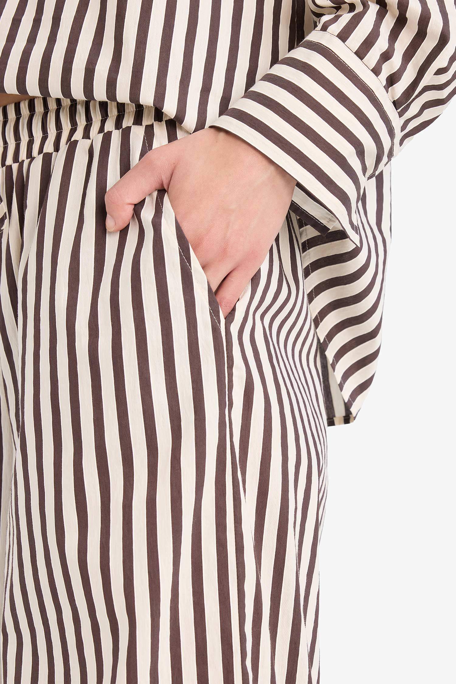 بنطرون قماش برجل واسع وايد ليج بجيب وخصر عالي