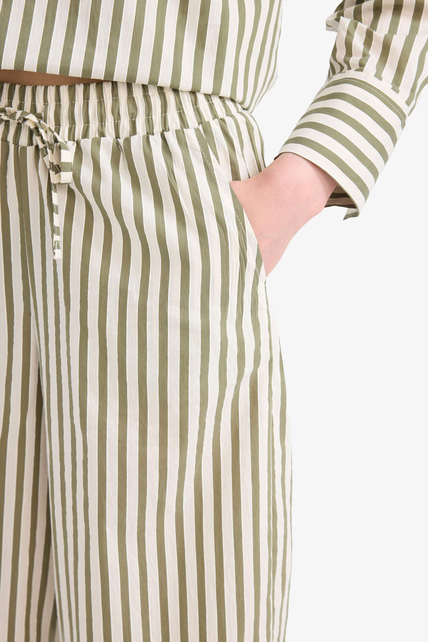 بنطرون قماش برجل واسع وايد ليج بجيب وخصر عالي