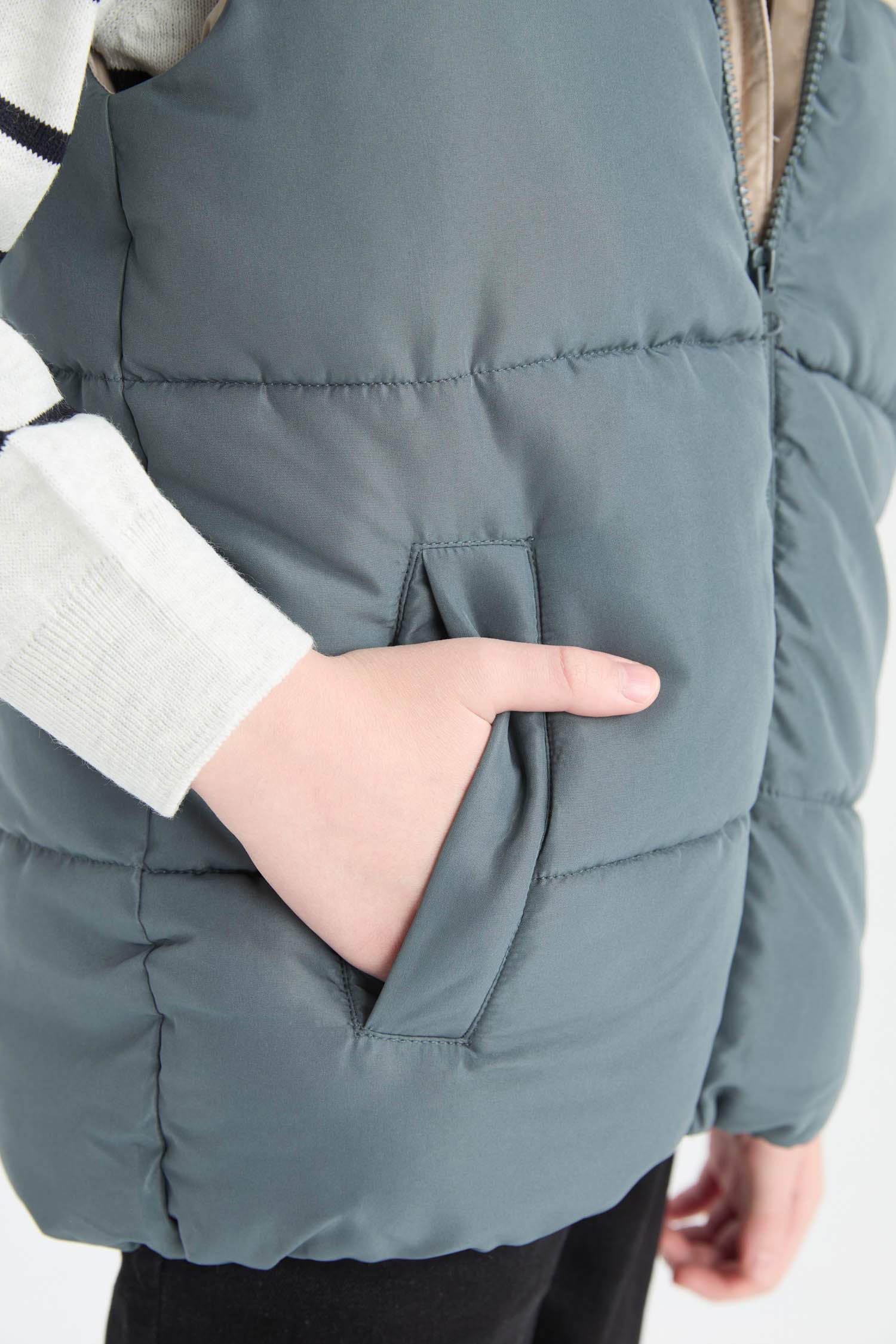 Erkek Çocuk Su Geçirmez Kapüşonlu Polar Astarlı Fermuarlı Şişme Yelek