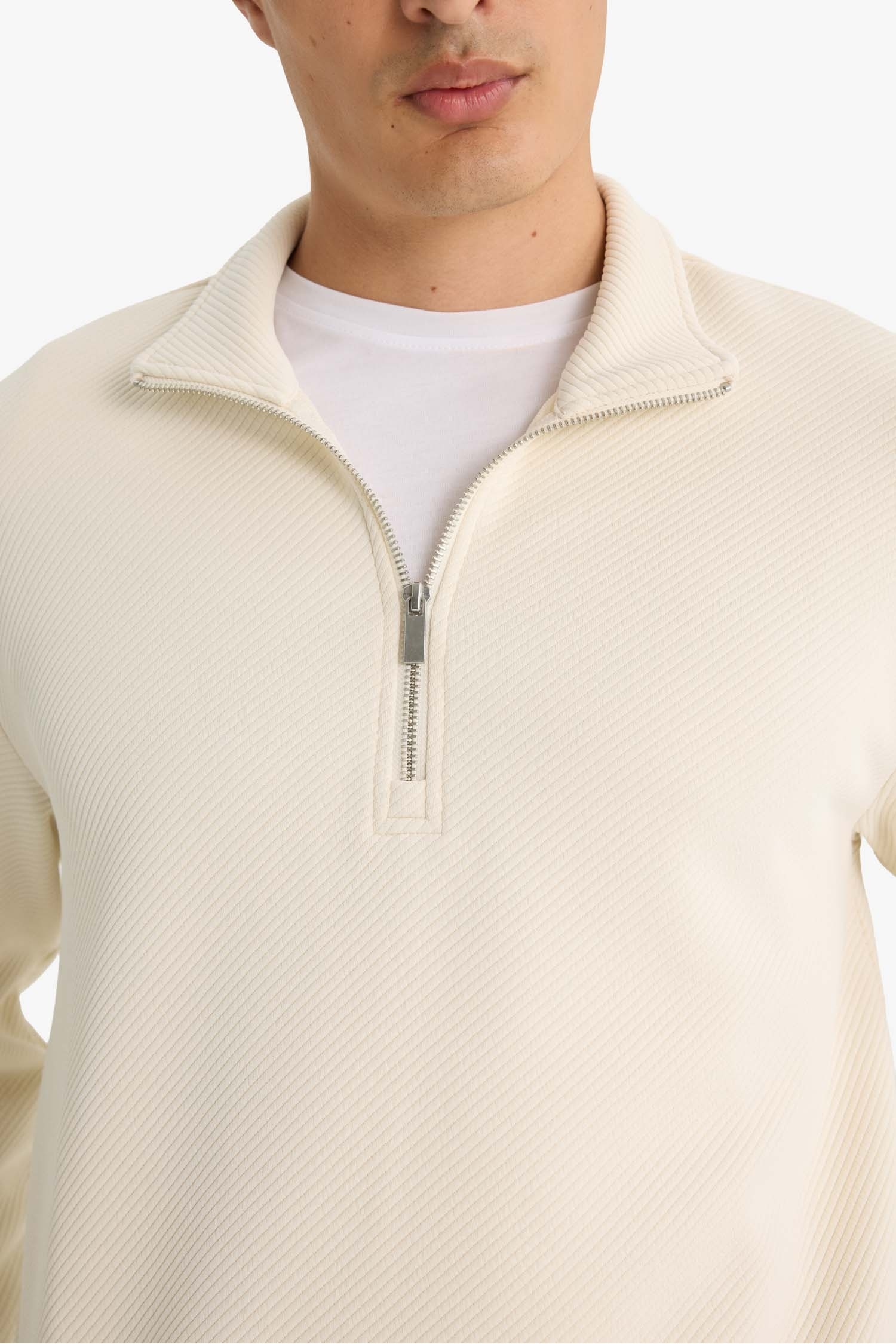 سويت شيرت قصة عادية بساق بسحاب