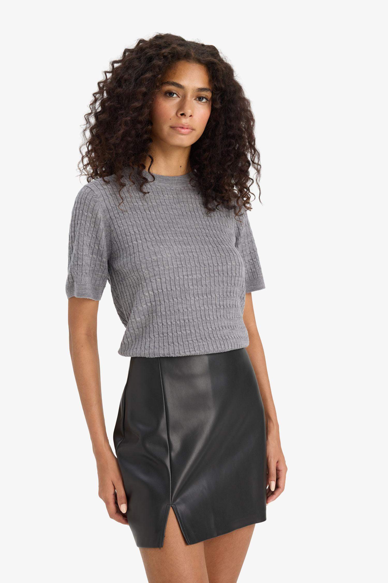 تنورة قصيرة جلد صناعي بخصر عادي