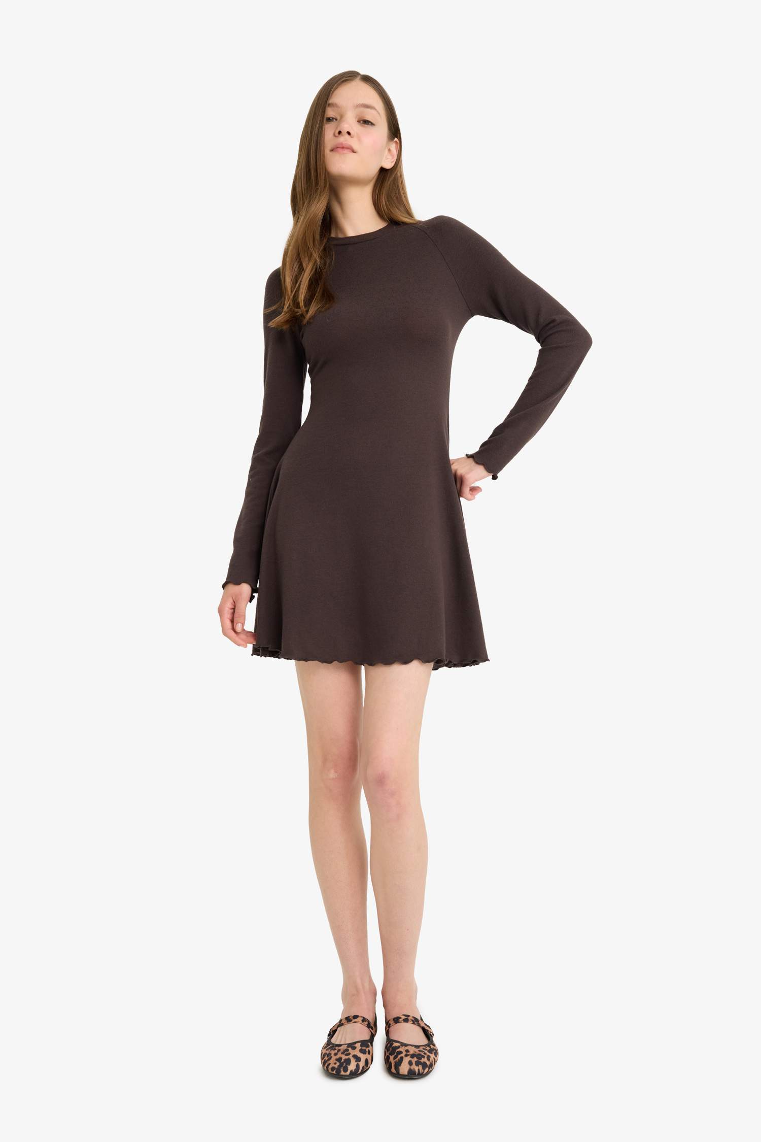 فستان قصير كم طويل برقبة مستديرة