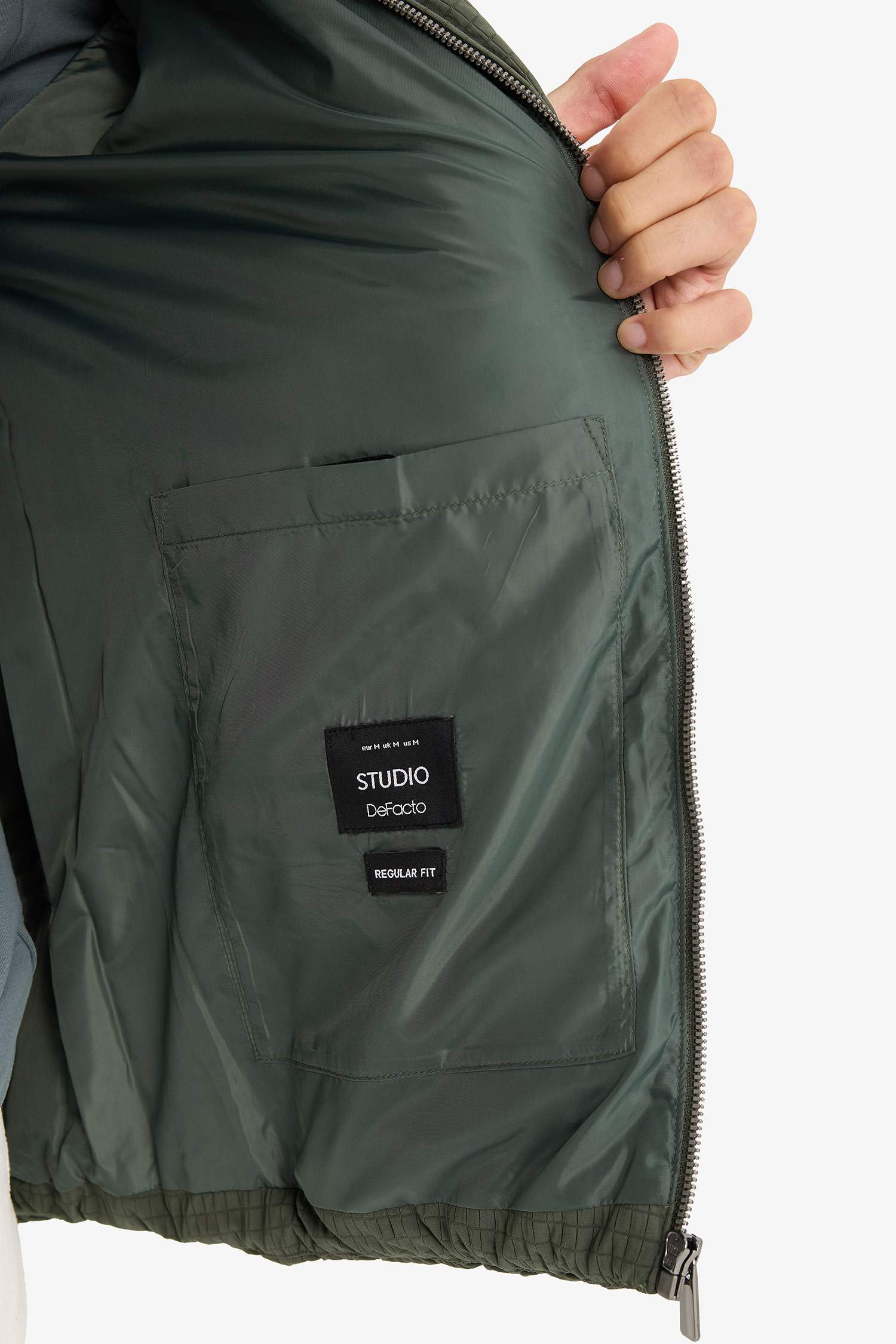 Regular Fit Dik Yaka Astarlı Fermuarlı Cepli Kışlık Mont