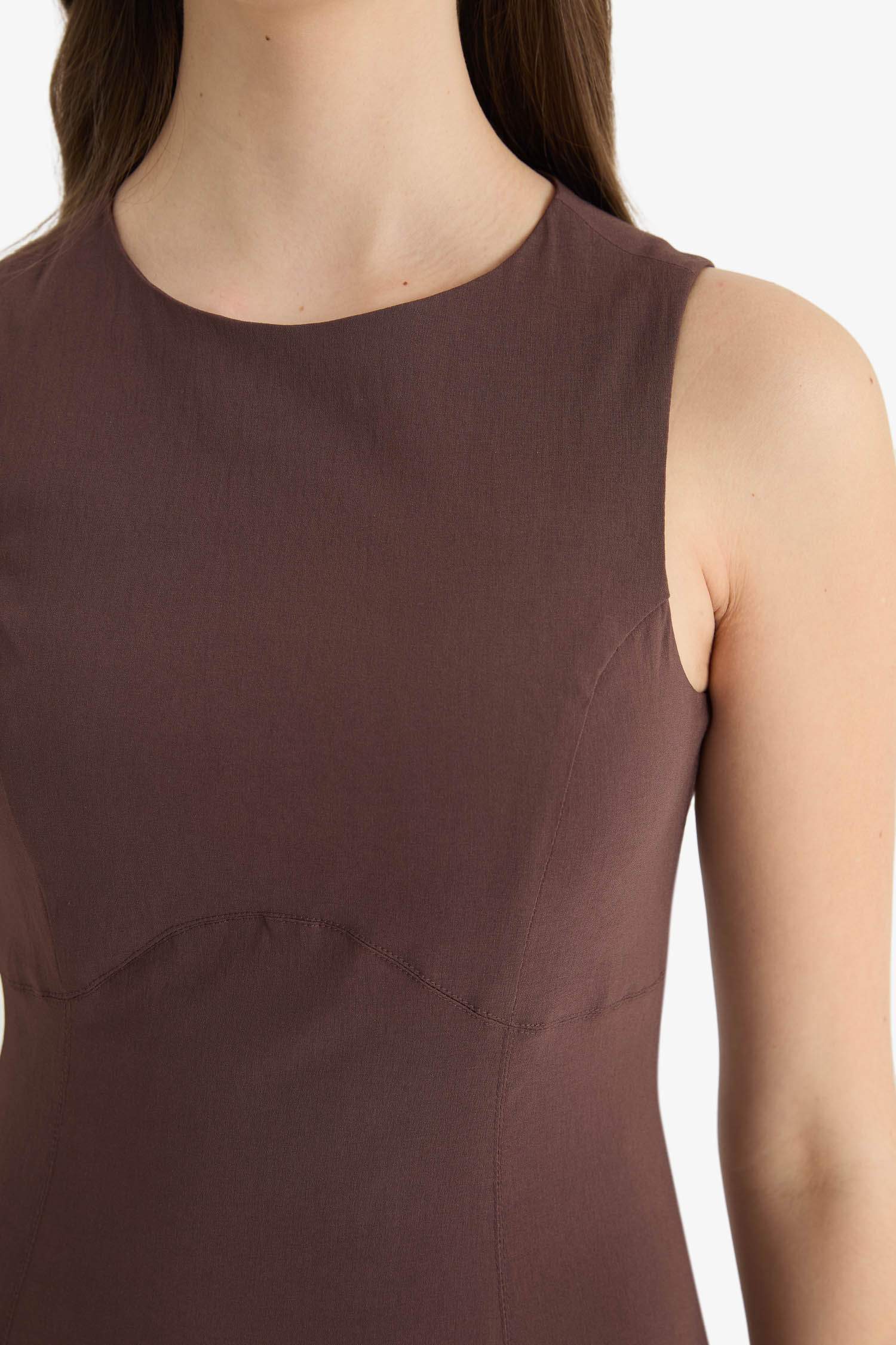 Мини-платье с круглым вырезом и короткими рукавами из бенгалина