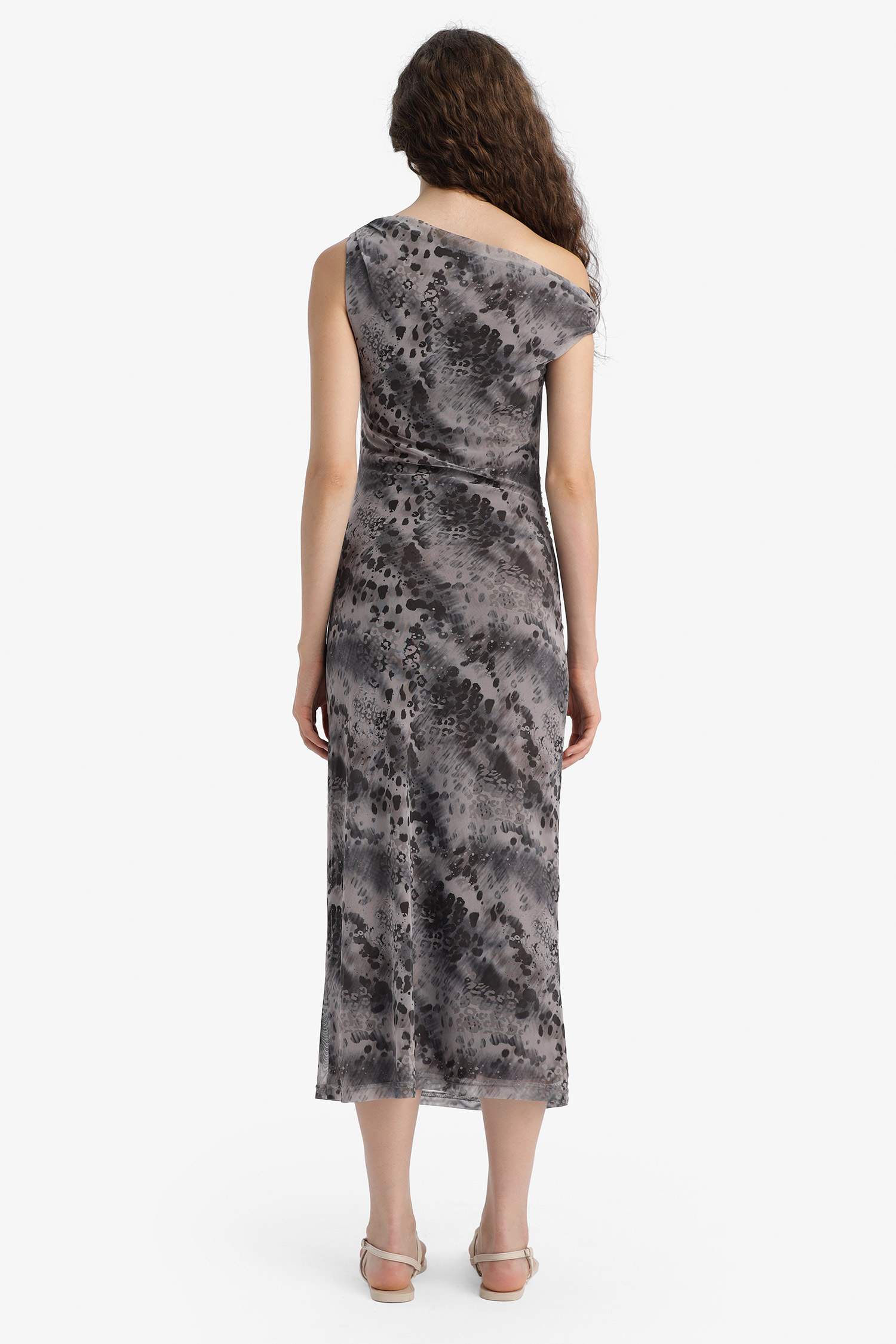 فستان طويل فلورال تول بوديكون بكتف مكشوف