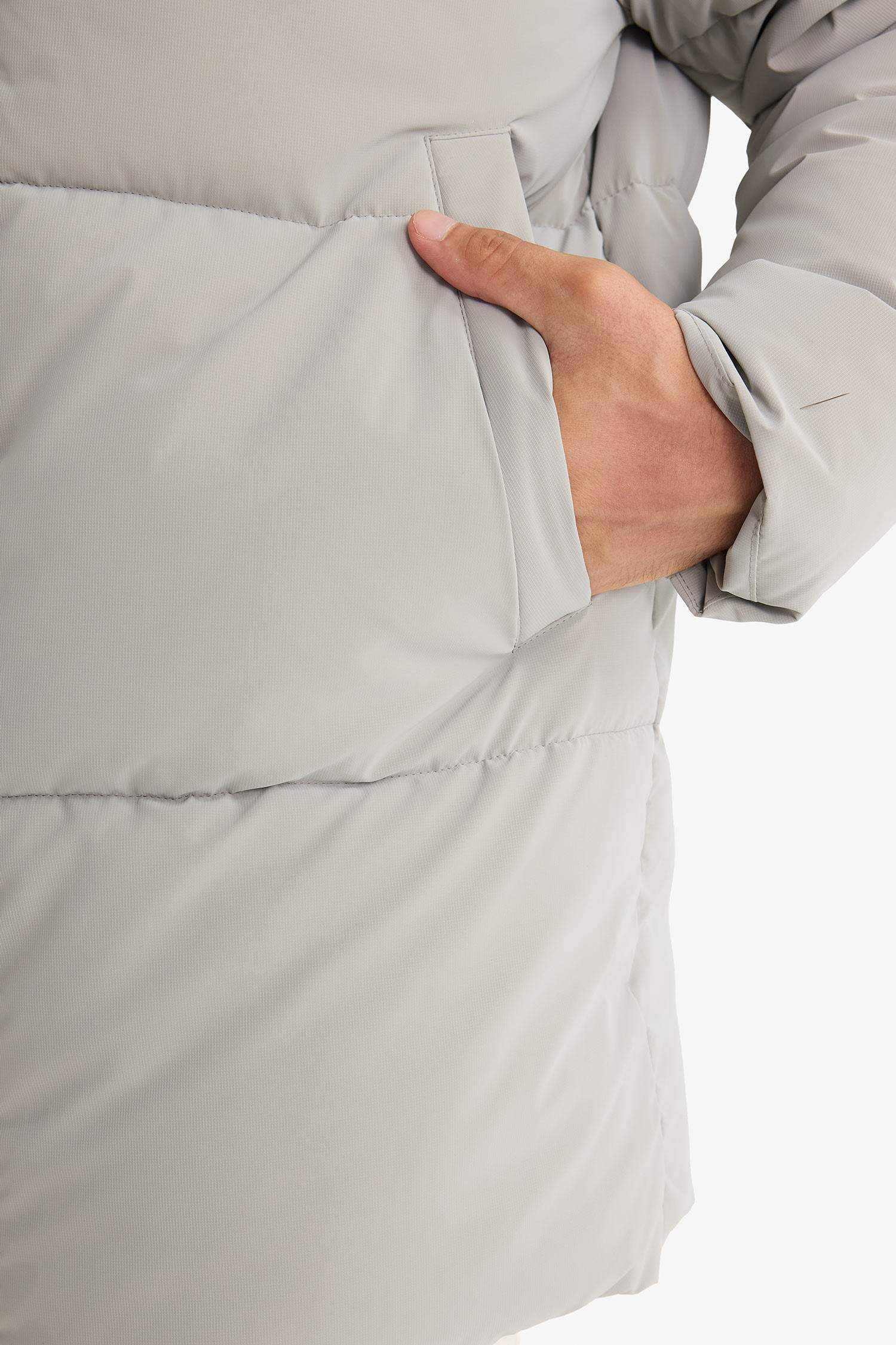 Su İtici Regular Fit Kapüşonlu Cepli Astarlı Rüzgar Geçirmez Fermuarlı Parka