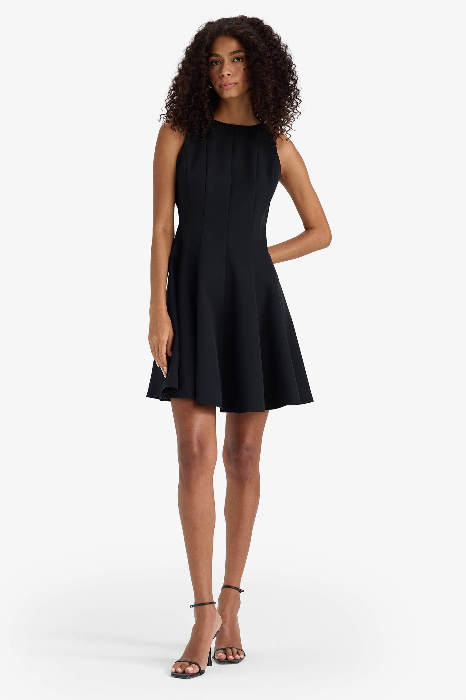 Платье без рукавов А-силуэта с круглым вырезом