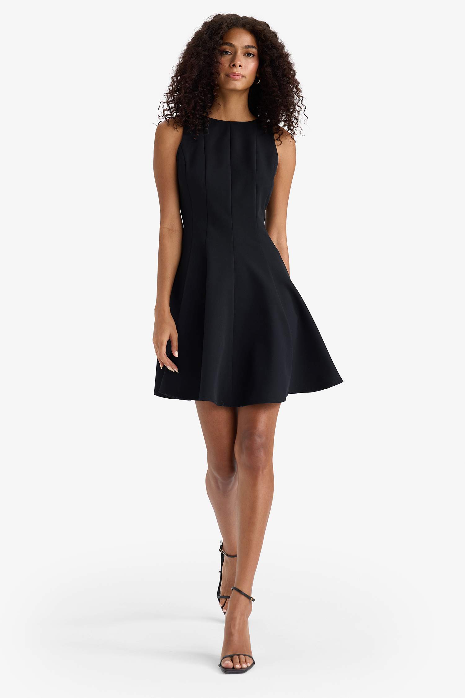 Платье без рукавов А-силуэта с круглым вырезом