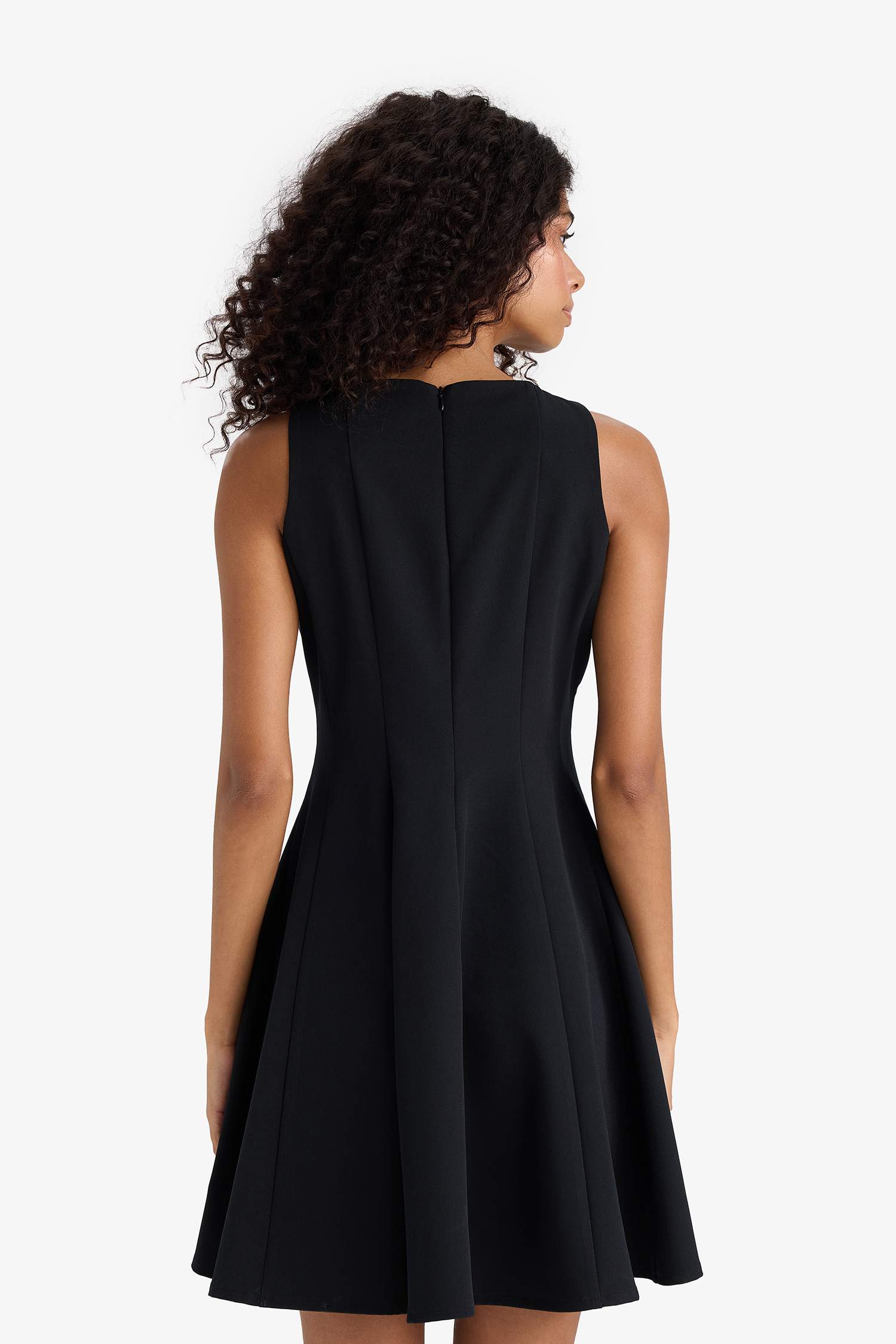 Платье без рукавов А-силуэта с круглым вырезом