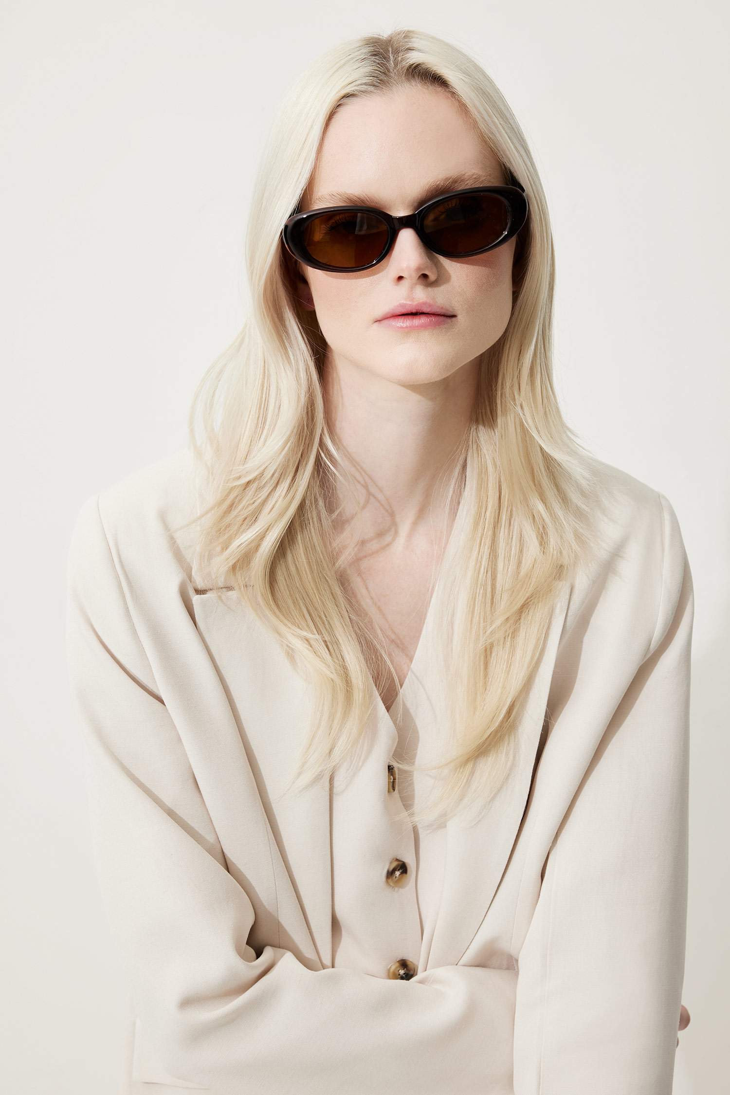 Woman Round Sunglasses