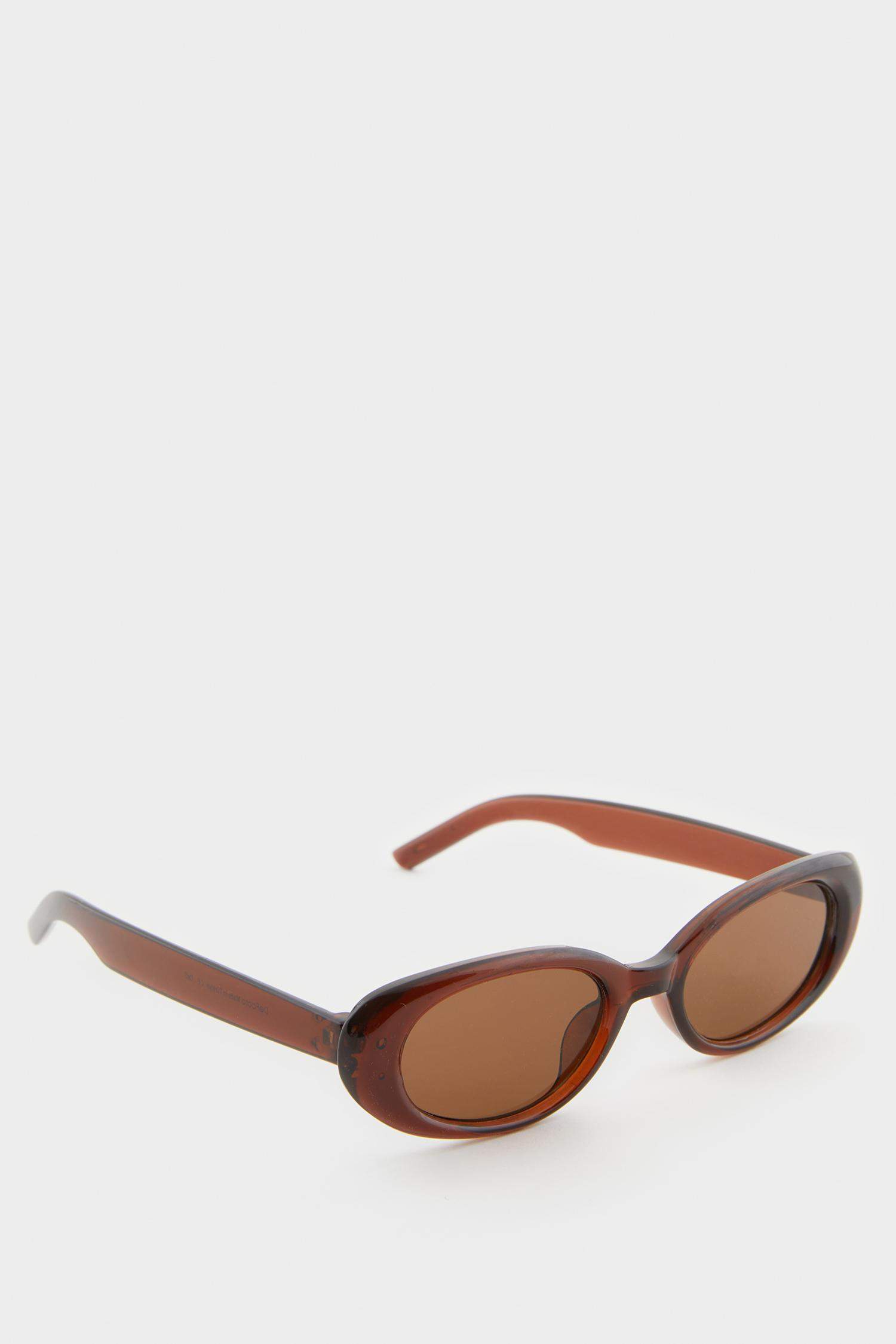 Woman Round Sunglasses