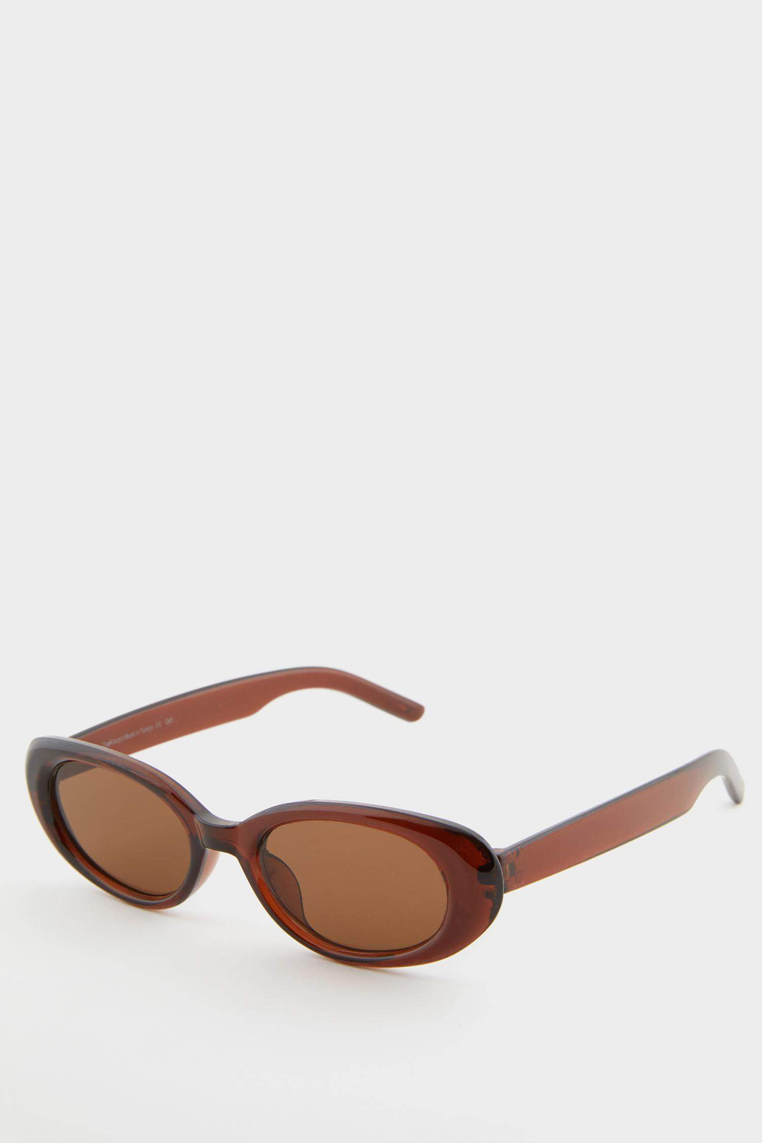 Woman Round Sunglasses