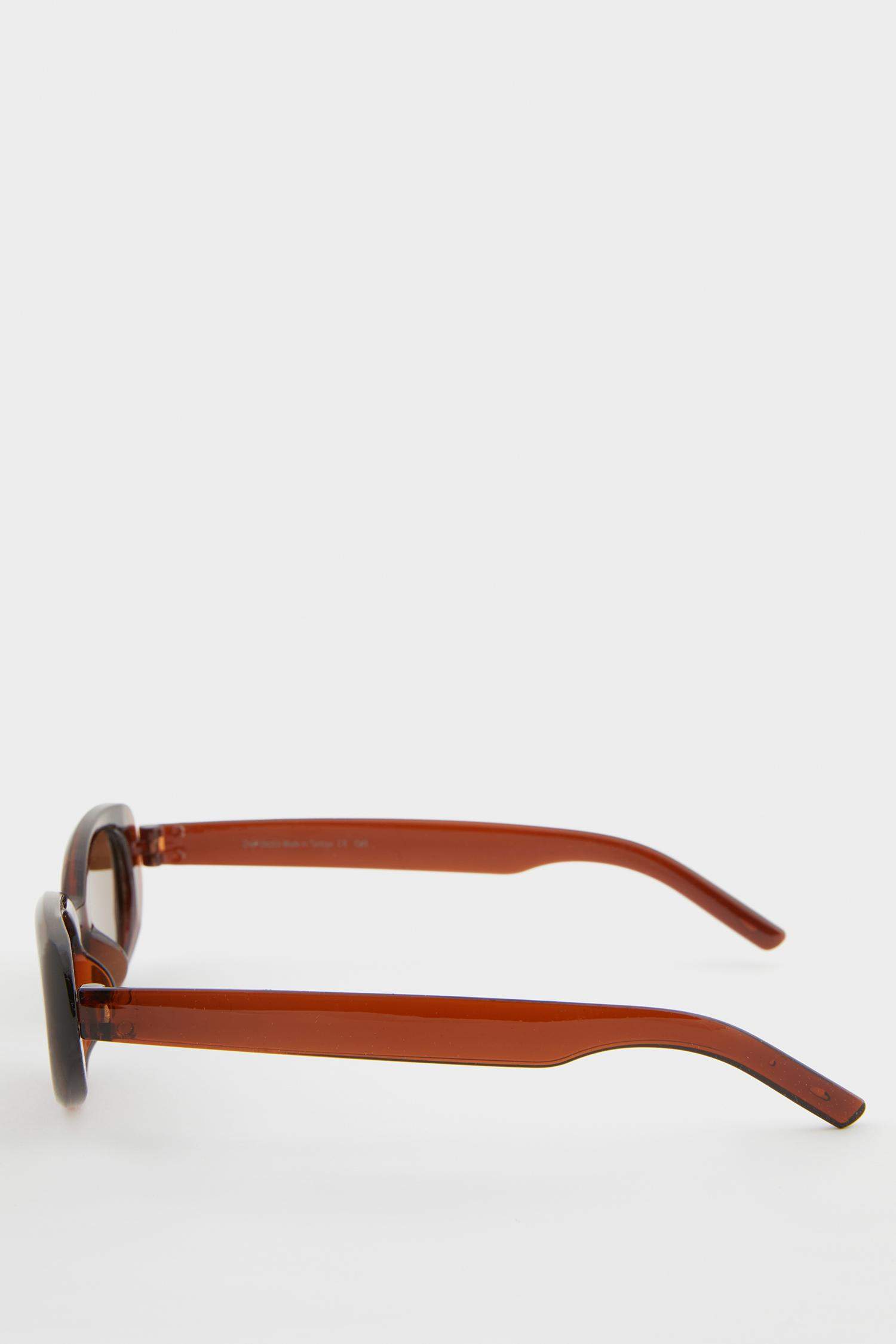 Woman Round Sunglasses