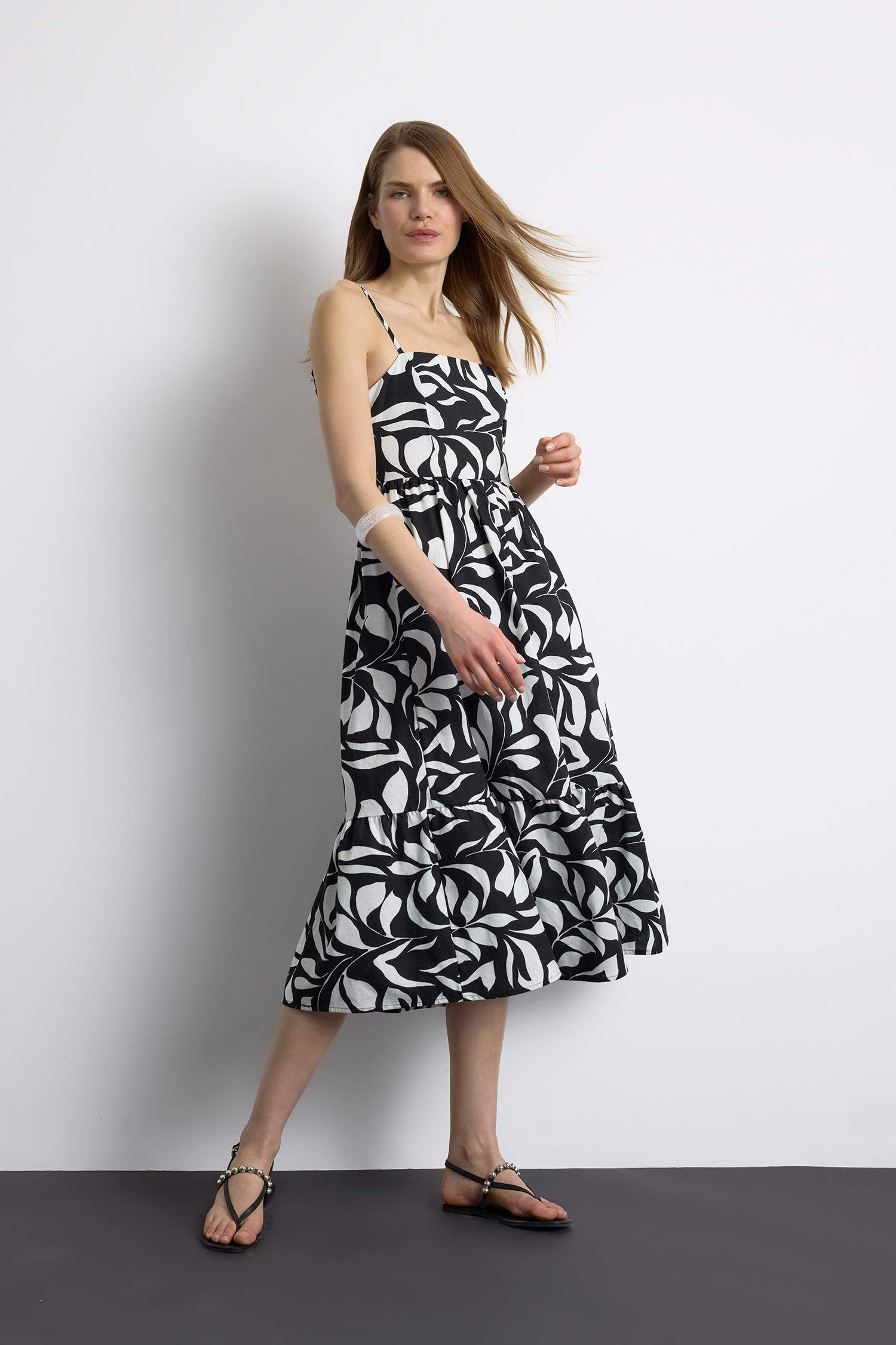 Çiçek Desenli Keten Görünümlü Askılı Midi Yazlık Elbise