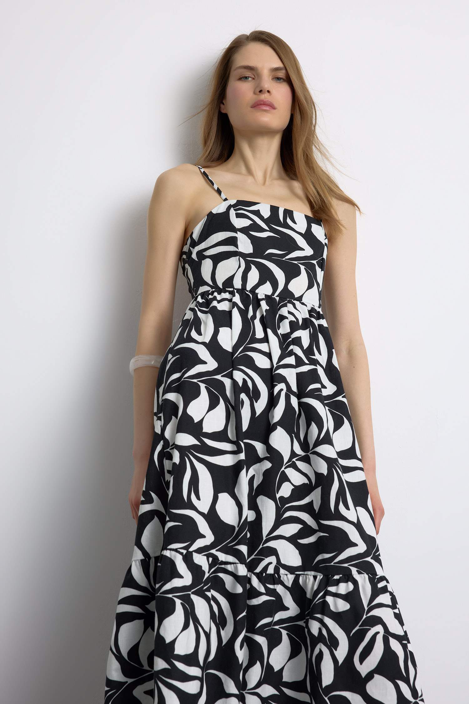 Çiçek Desenli Keten Görünümlü Askılı Midi Yazlık Elbise