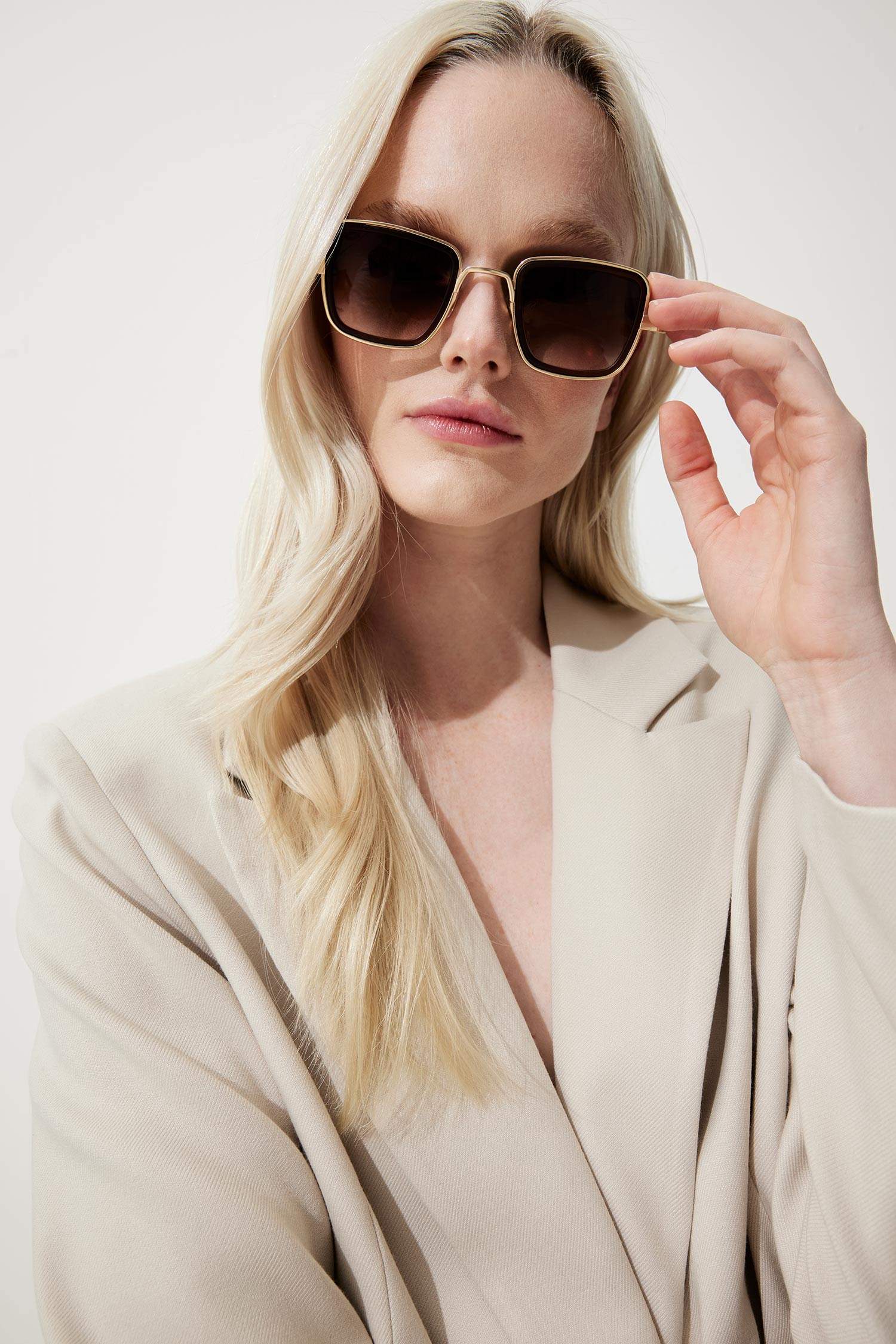 Kadın Kare Kahve Metal Çerçeve Kahve Cam UV Güneş Gözlüğü