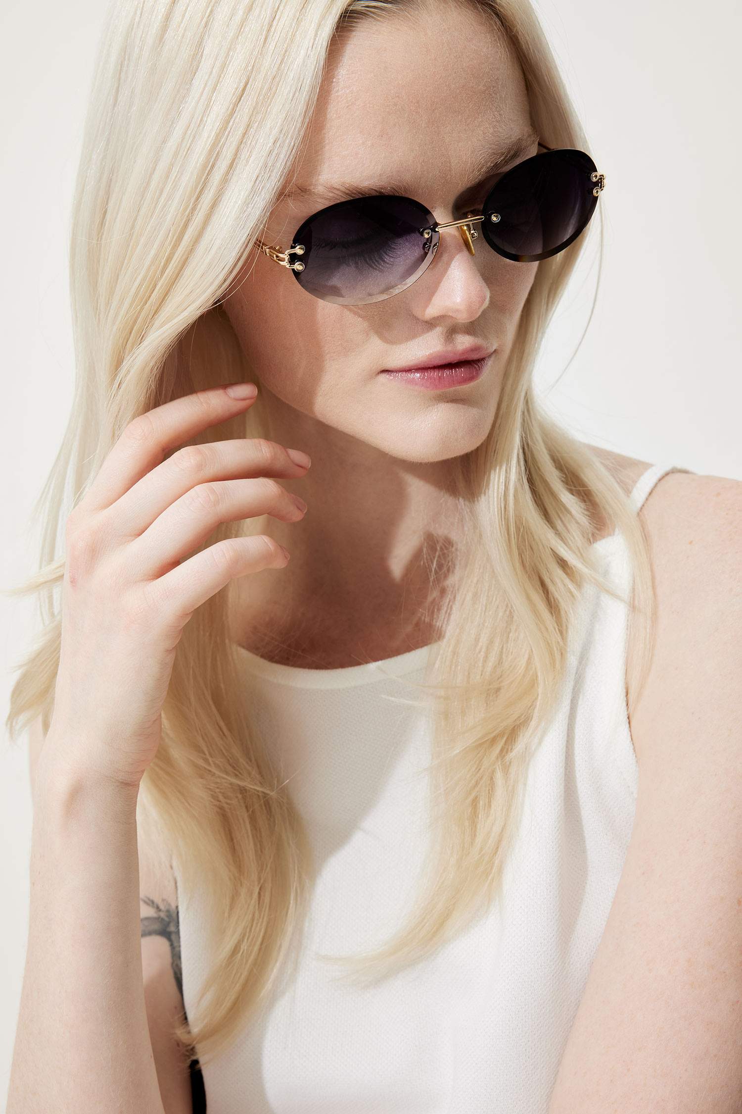 Woman Round Sunglasses