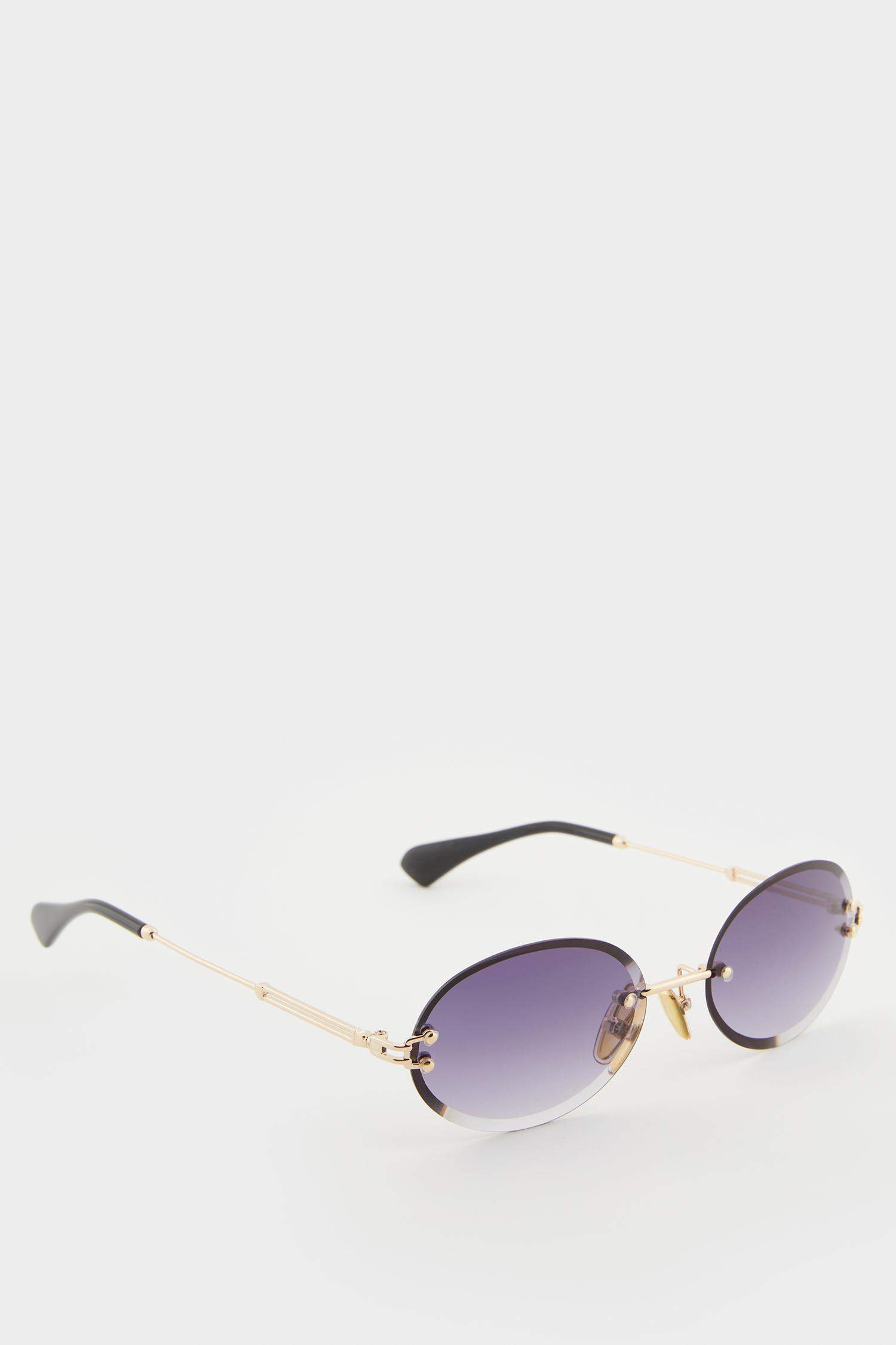 Woman Round Sunglasses