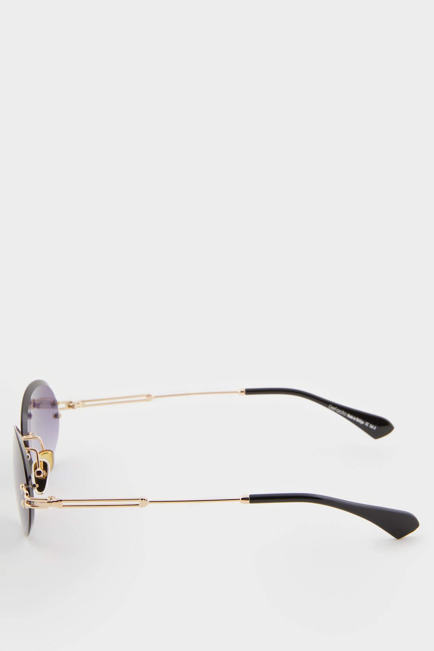 Woman Round Sunglasses