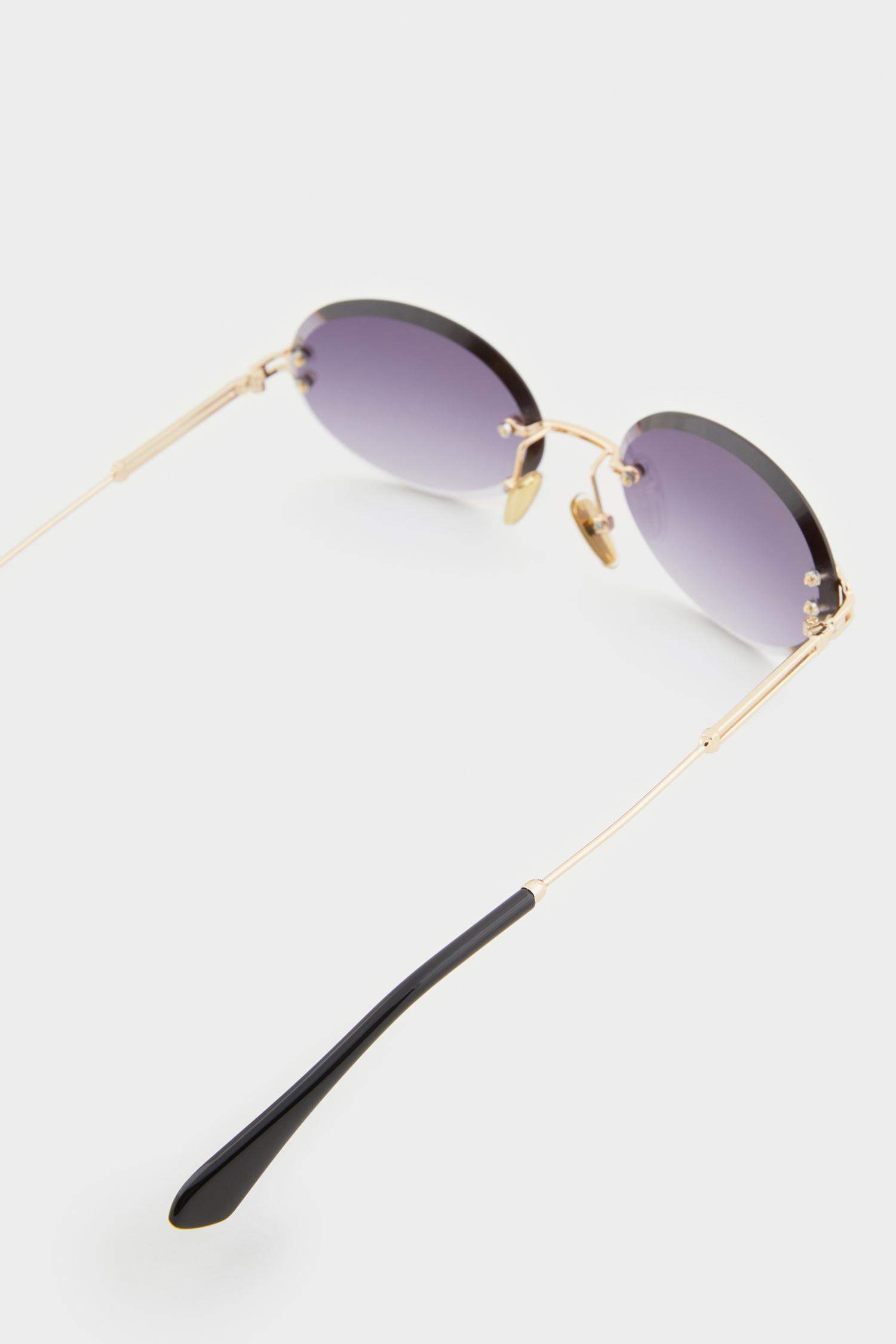 Woman Round Sunglasses