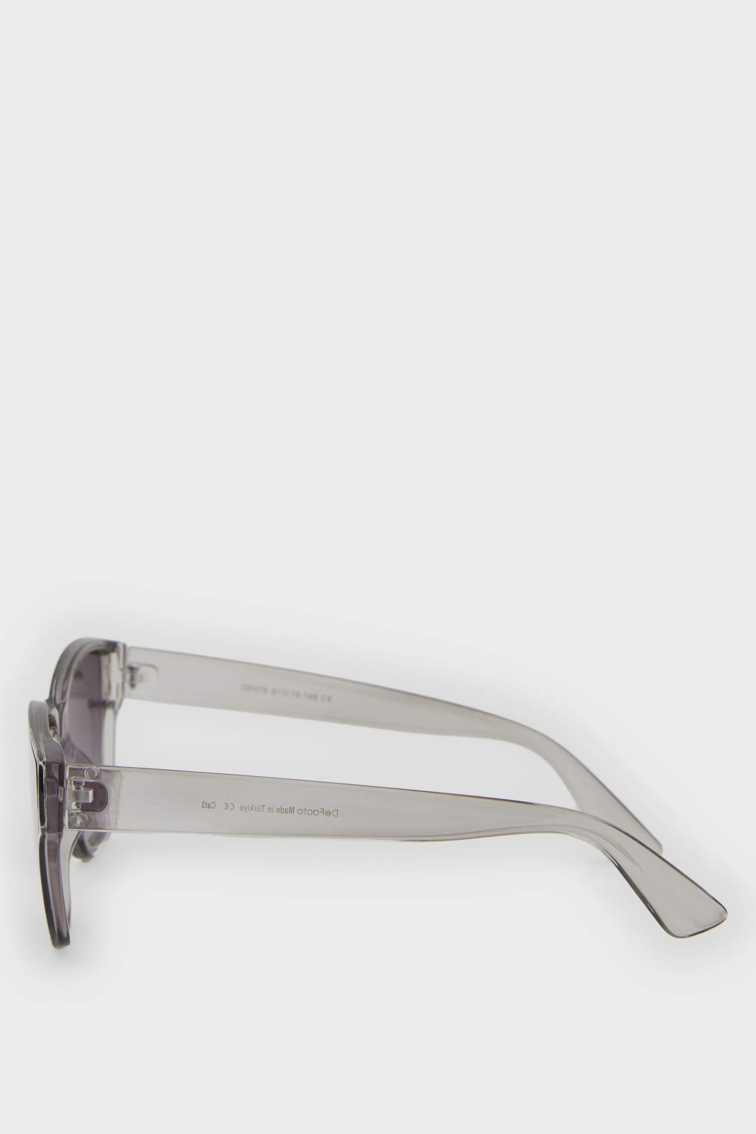 Kadın Oval Beyaz Transparan Çerçeve Siyah Cam UV Güneş Gözlüğü