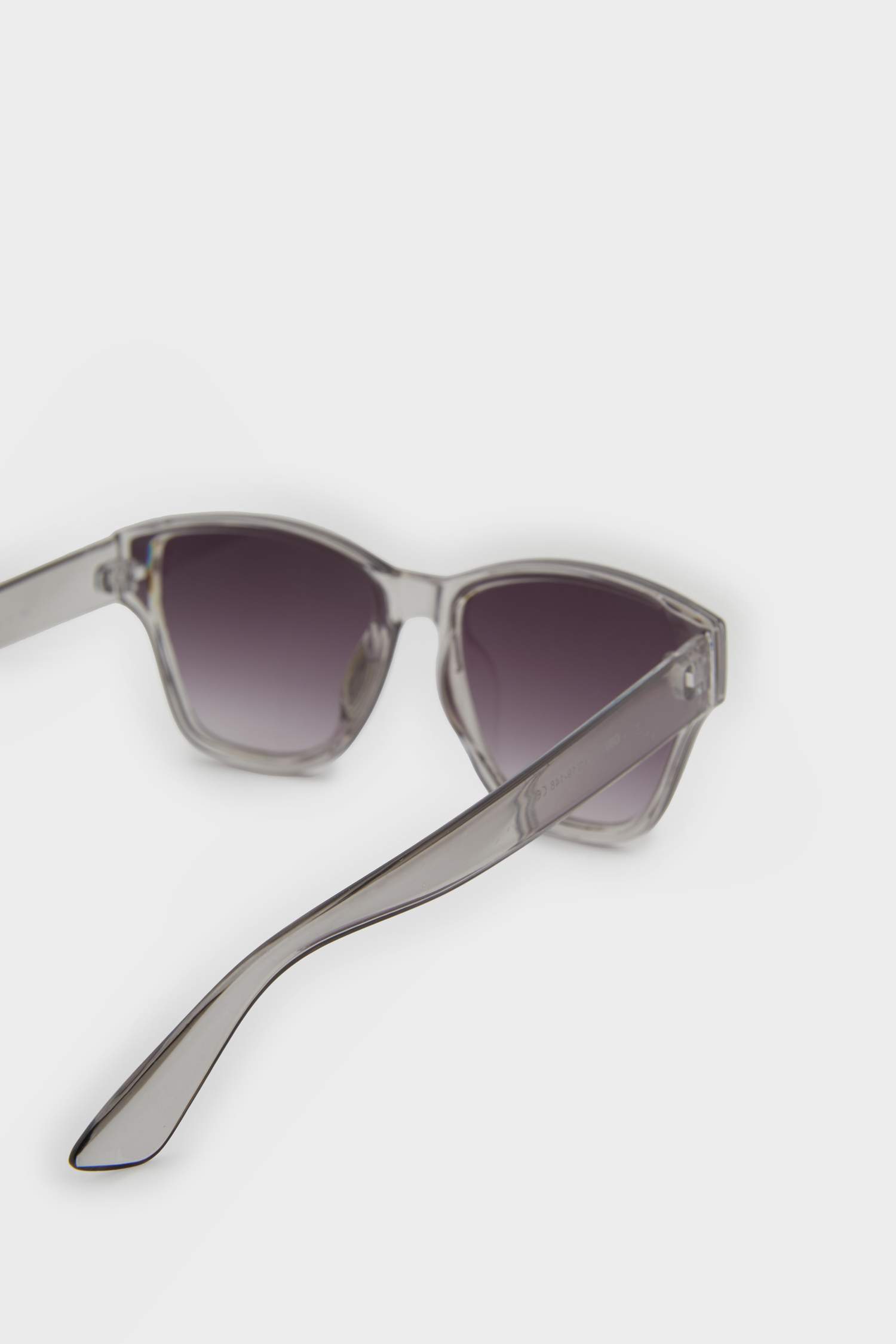 Kadın Oval Beyaz Transparan Çerçeve Siyah Cam UV Güneş Gözlüğü