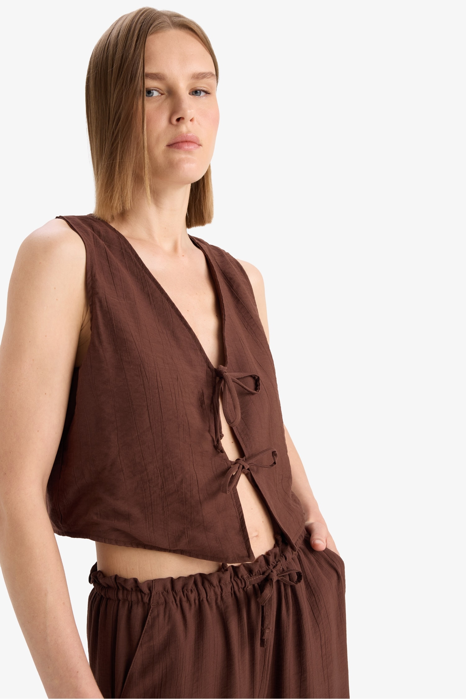 Regular Fit V Yaka Bağlamalı Krinkıl Kumaş Kolsuz Bluz