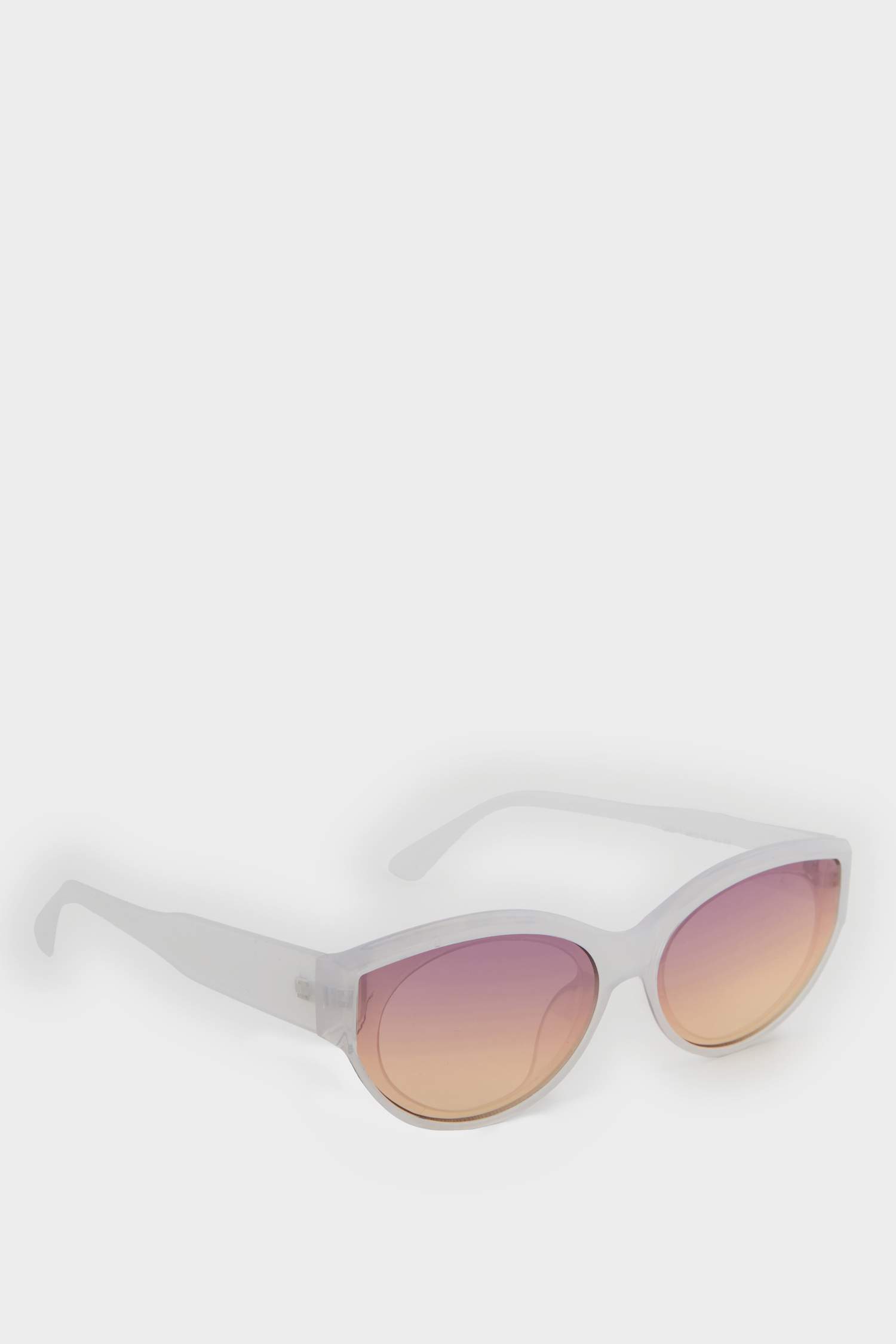 Woman Round Sunglasses